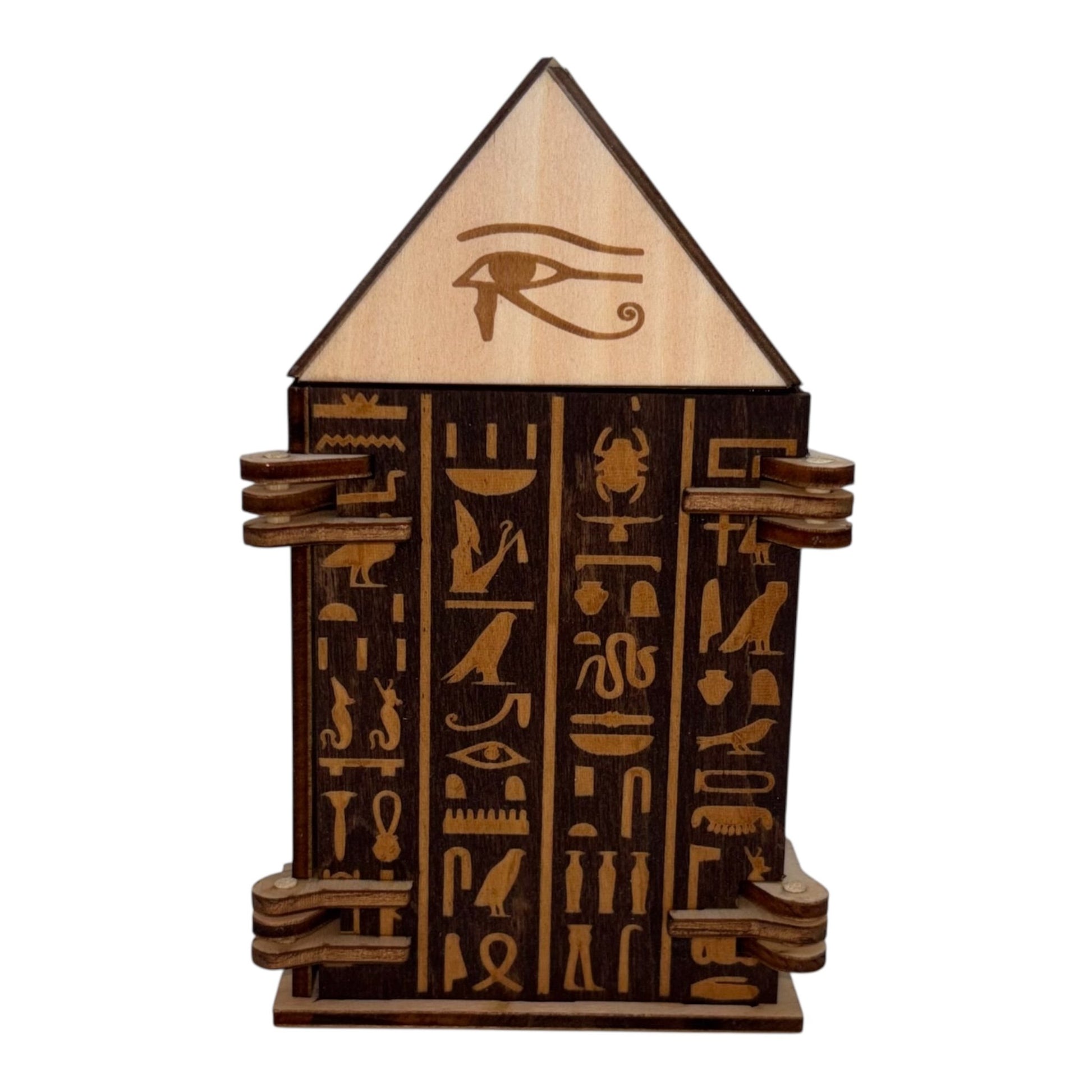 Boîtes bois artisanales avec mécanismes et gravures décoratives.