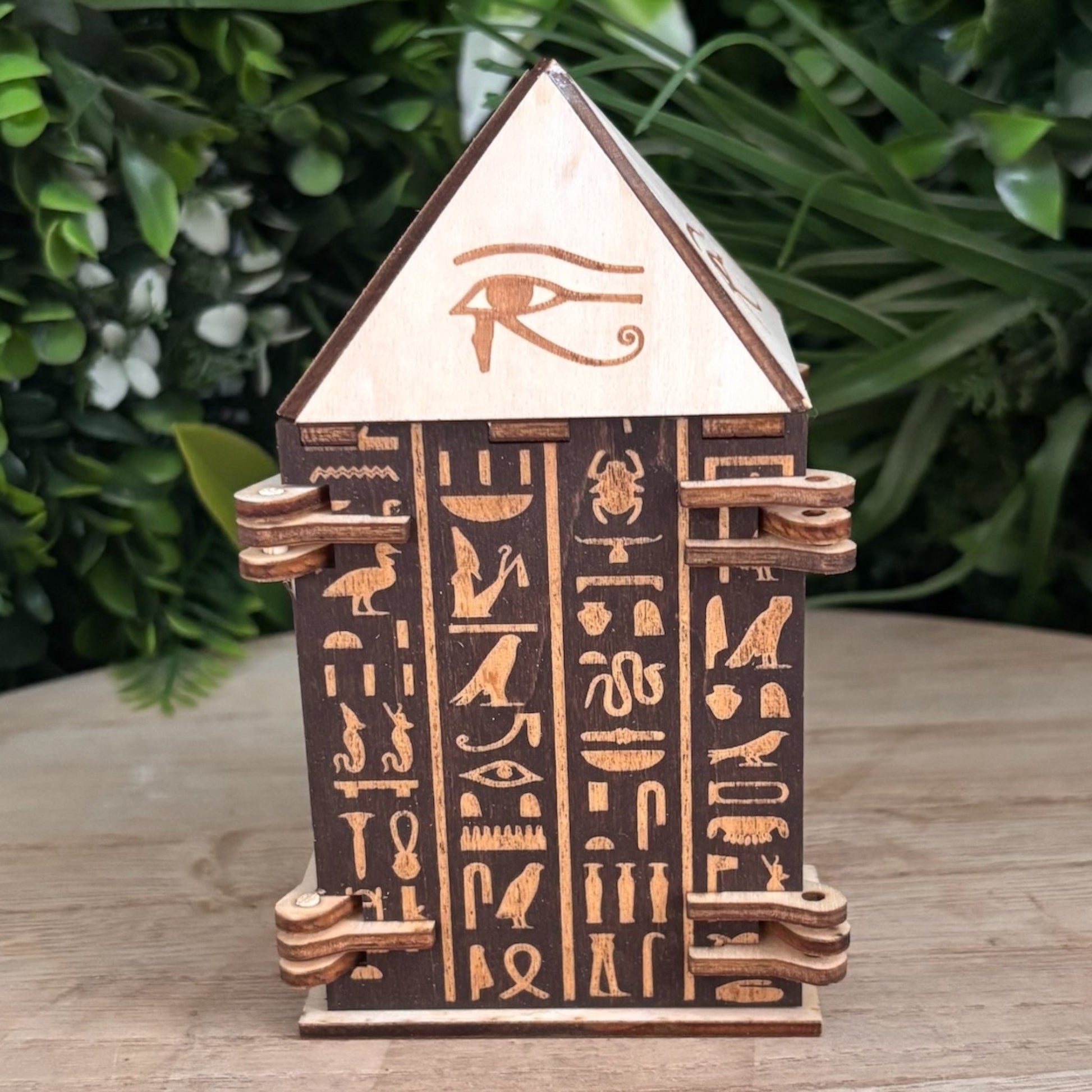 Boîtes en bois avec mécanismes obélisque et motifs hiéroglyphes.