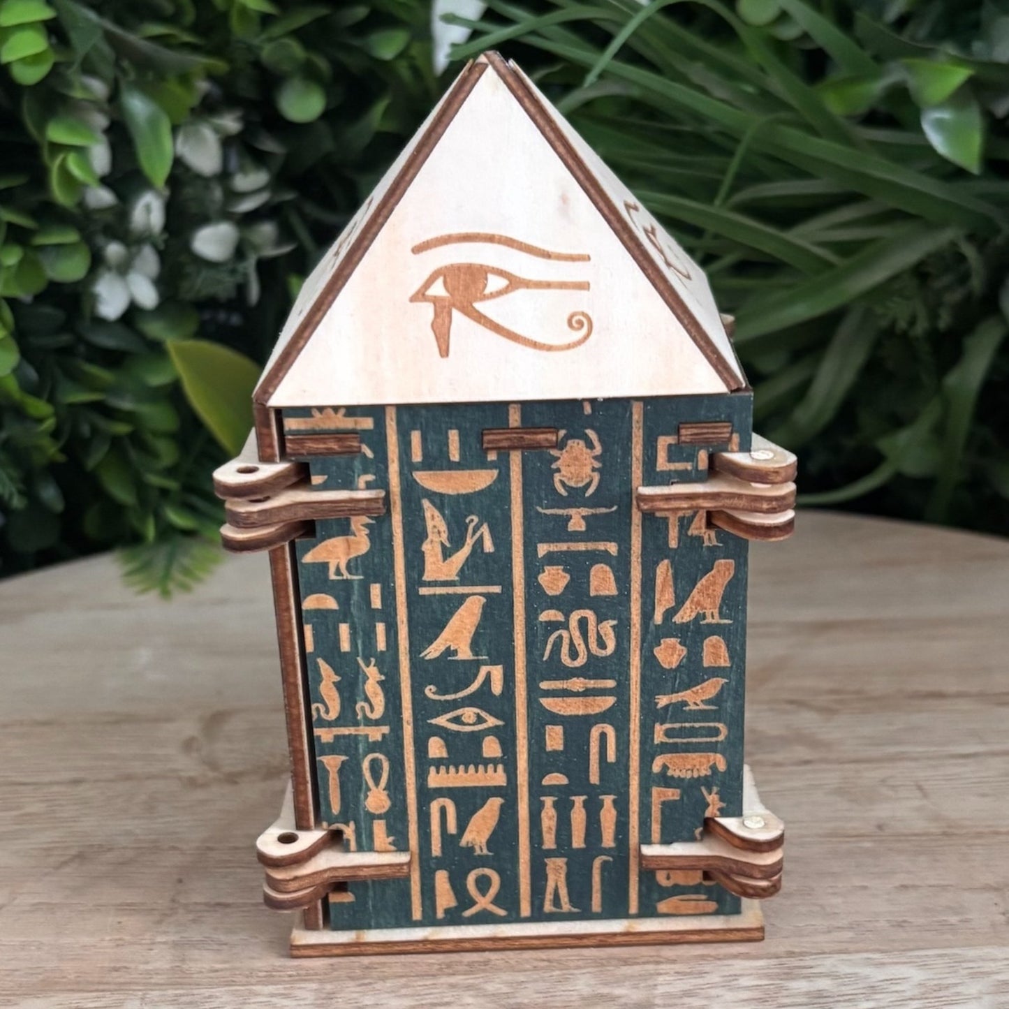 Boîtes artisanales en bois avec mécanismes uniques et style pharaonique.