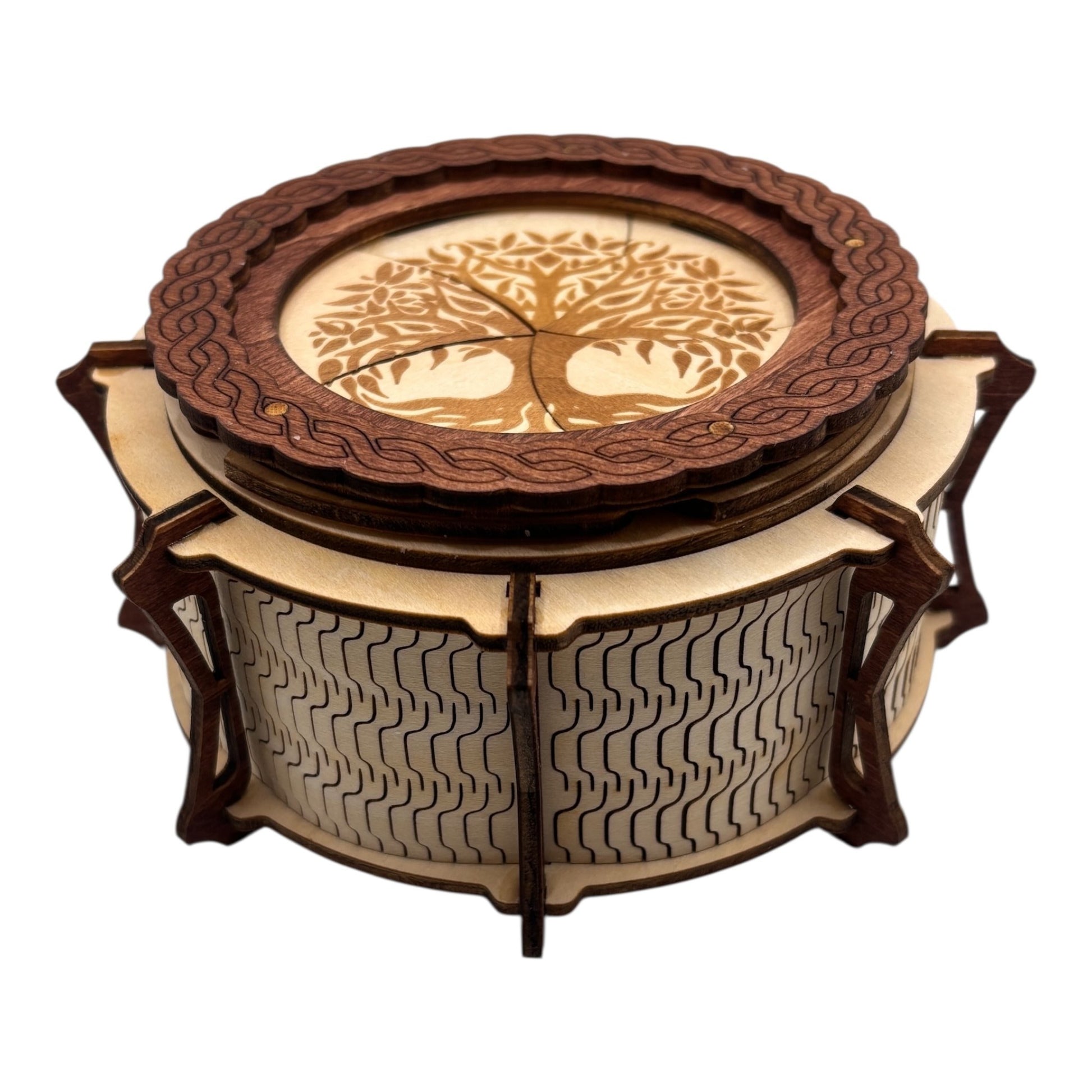 Boîte  ronde à mécanisme en bois, avec système d'ouverture ingénieux pour les esprits curieux. boite à bijoux, boite secrète.
De fabrication française et artisanale 