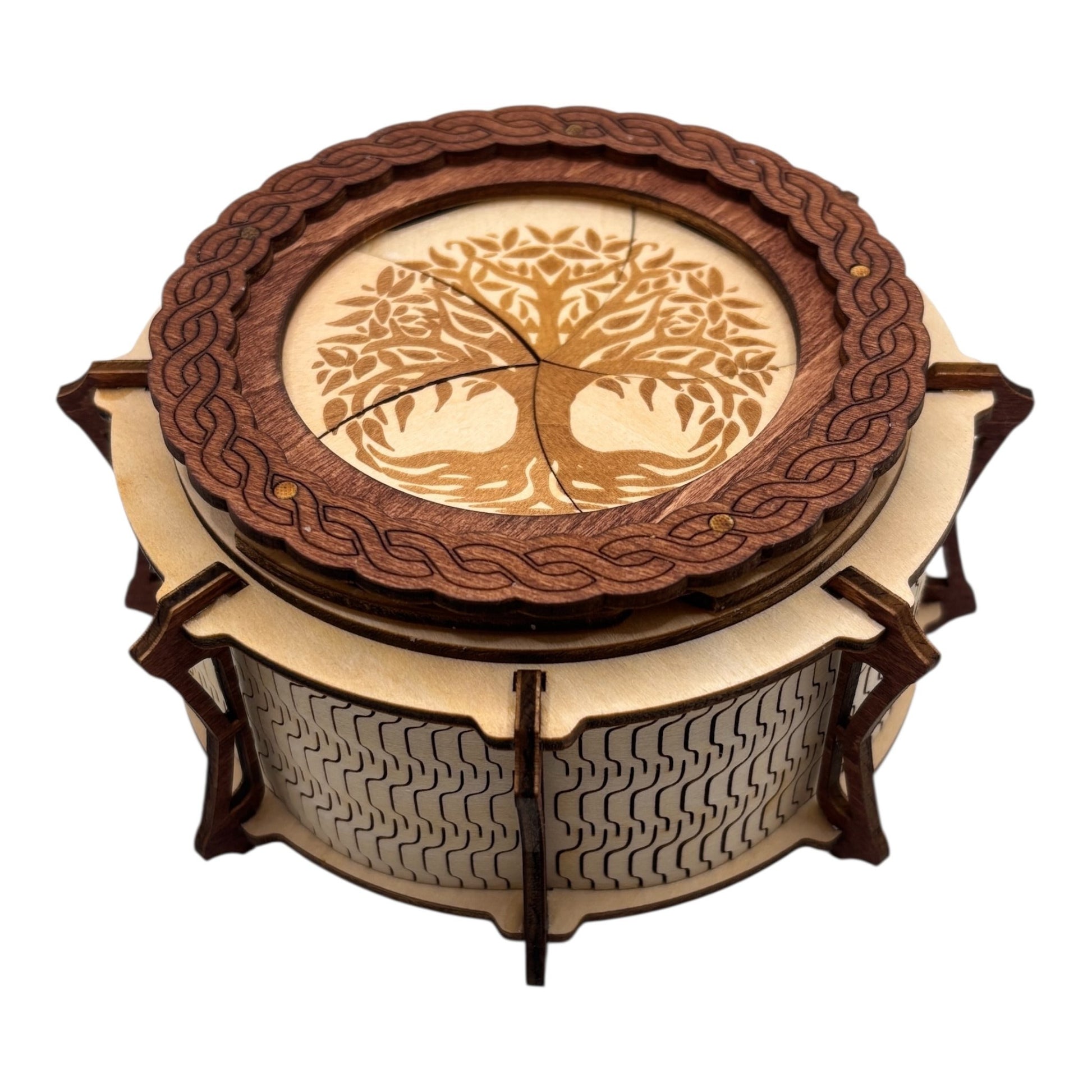 Boîte  ronde à mécanisme en bois, avec système d'ouverture ingénieux pour les esprits curieux. boite à bijoux, boite secrète.
De fabrication française et artisanale 