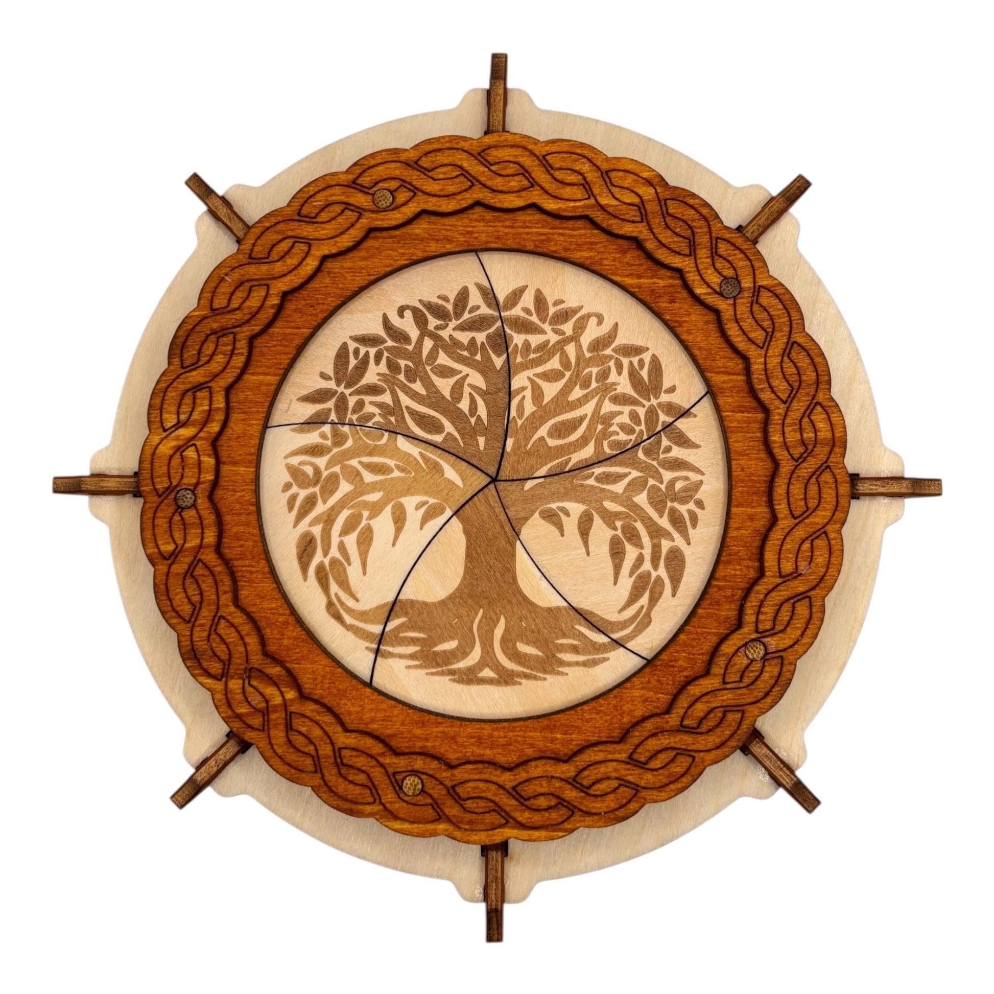 Boîte  ronde à mécanisme en bois, avec système d'ouverture ingénieux pour les esprits curieux. boite à bijoux, boite secrète.
De fabrication française et artisanale 