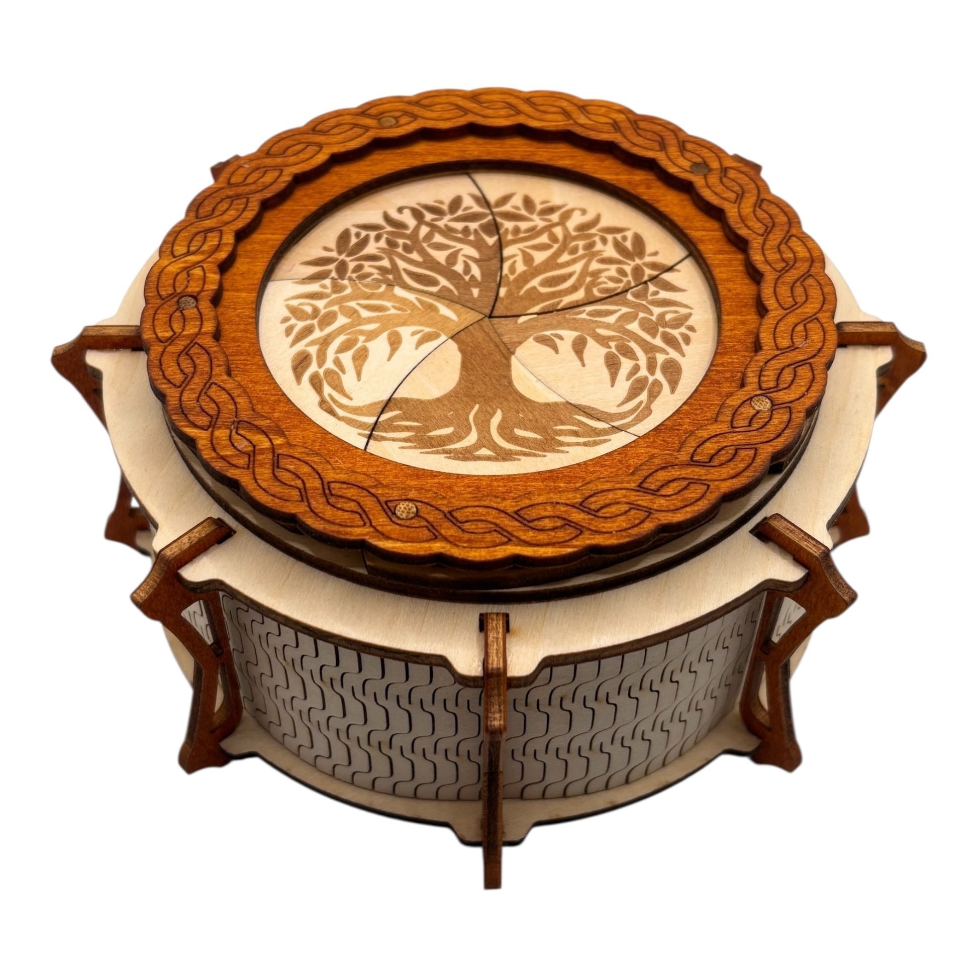 Boîte  ronde à mécanisme en bois, avec système d'ouverture ingénieux pour les esprits curieux. boite à bijoux, boite secrète.
De fabrication française et artisanale 