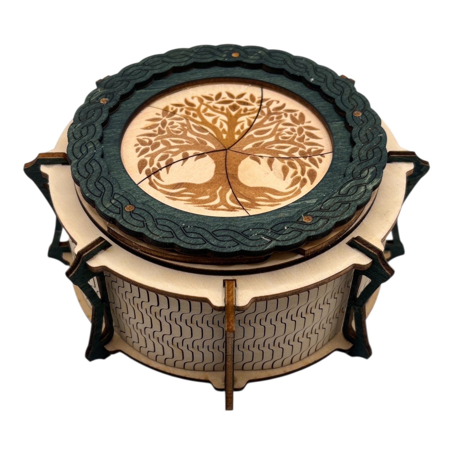 Boîte  ronde à mécanisme en bois, avec système d'ouverture ingénieux pour les esprits curieux. boite à bijoux, boite secrète.
De fabrication française et artisanale 