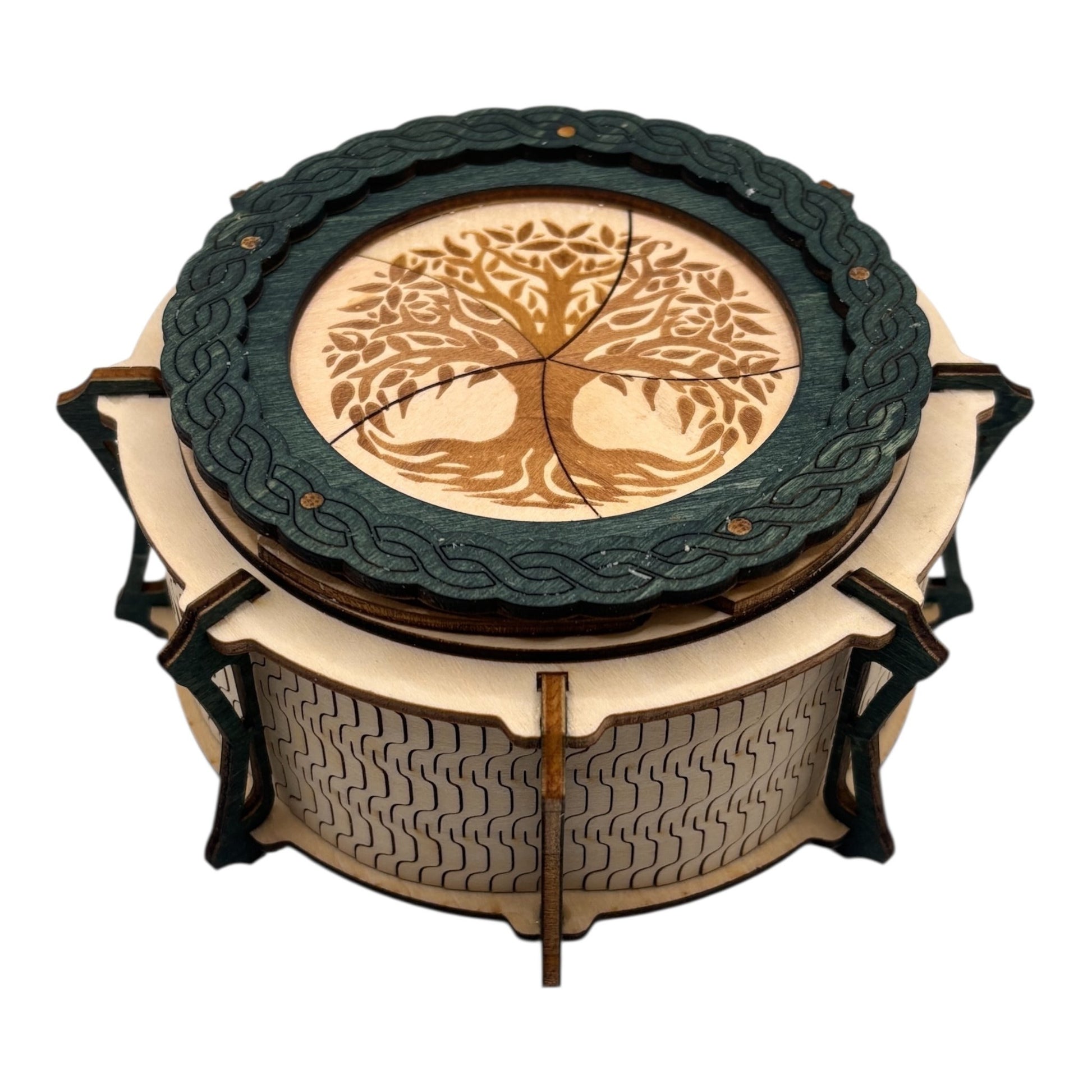 Boîte  ronde à mécanisme en bois, avec système d'ouverture ingénieux pour les esprits curieux. boite à bijoux, boite secrète.
De fabrication française et artisanale 