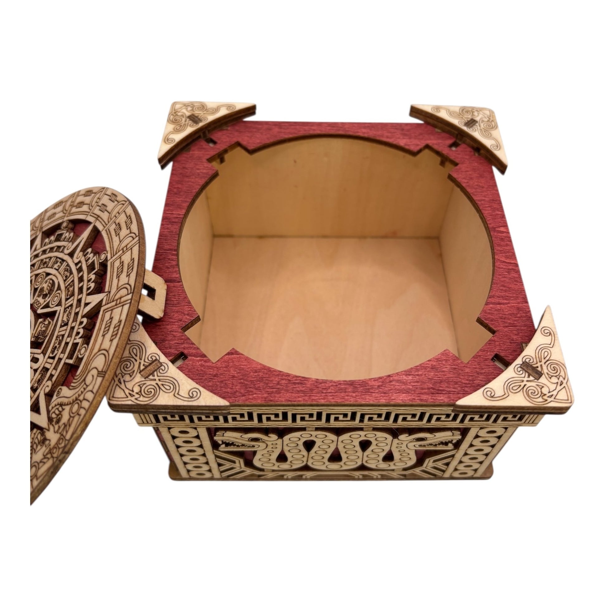 La boîte se verrouille et se déverrouille grâce à un ingénieux système mécanique, activé par le déplacement des quatre coins.
De fabrication française et artisanale cette boîte en bois à mécanisme est idéale pour abriter bijoux, secrets et petits trésors, sans casse-tête.