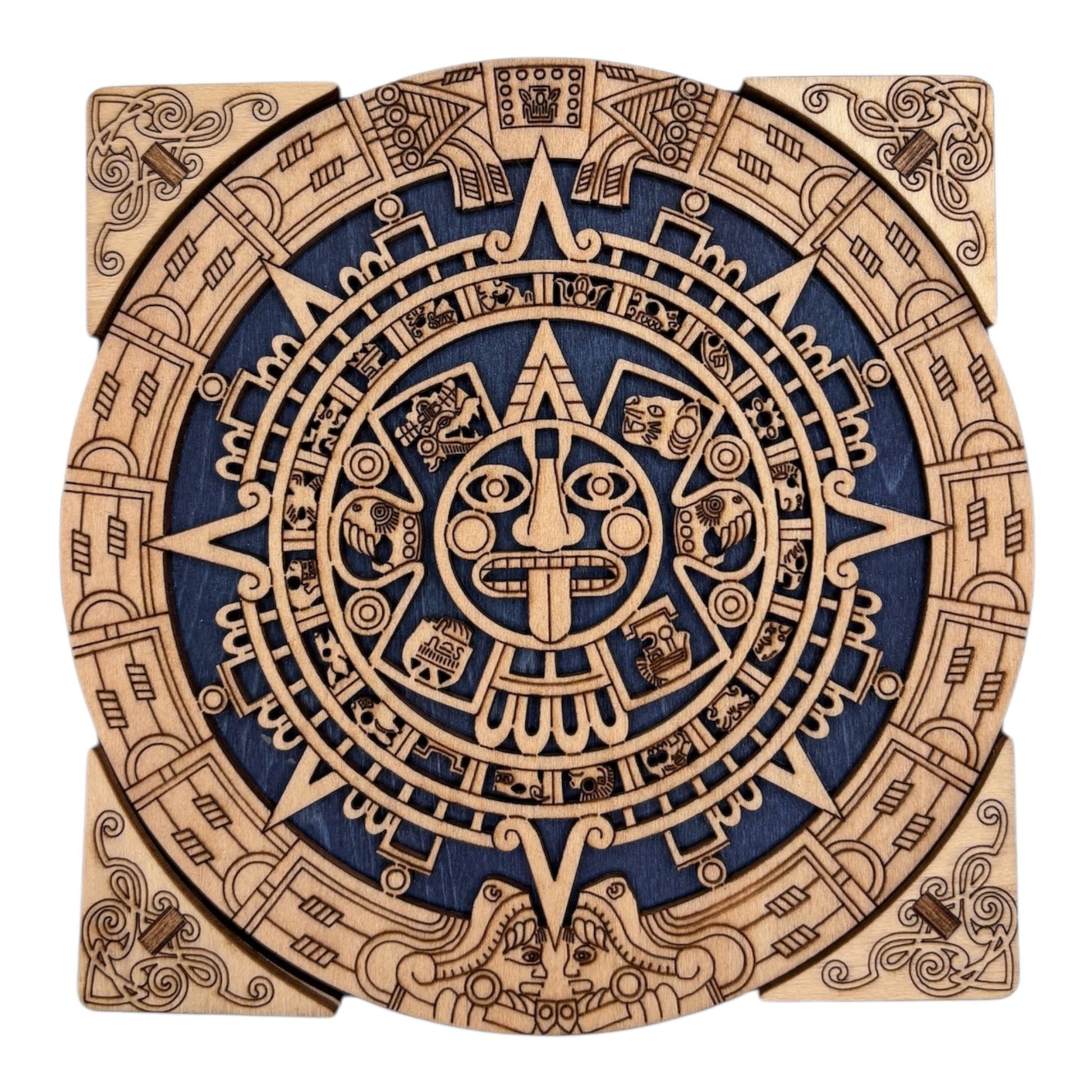 La boîte se verrouille et se déverrouille grâce à un ingénieux système mécanique, activé par le déplacement des quatre coins.
De fabrication française et artisanale cette boîte en bois à mécanisme est idéale pour abriter bijoux, secrets et petits trésors, sans casse-tête.