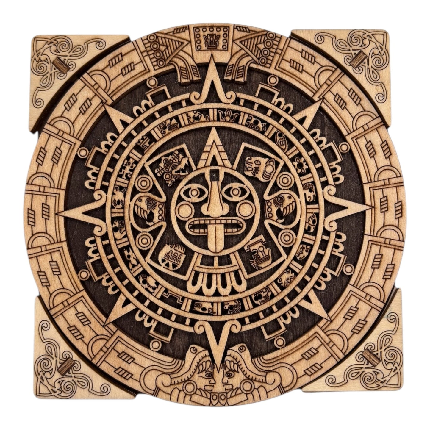 La boîte se verrouille et se déverrouille grâce à un ingénieux système mécanique, activé par le déplacement des quatre coins.
De fabrication française et artisanale cette boîte en bois à mécanisme est idéale pour abriter bijoux, secrets et petits trésors, sans casse-tête.