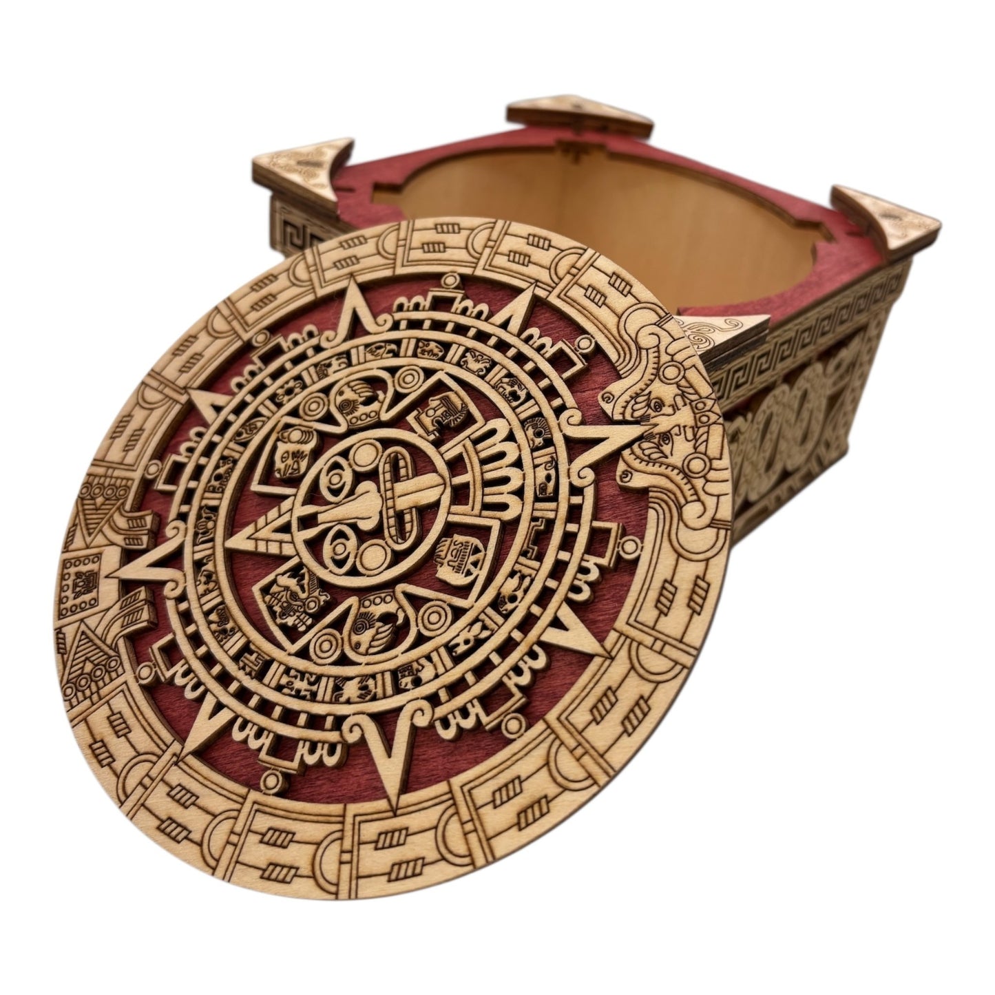 La boîte se verrouille et se déverrouille grâce à un ingénieux système mécanique, activé par le déplacement des quatre coins.
De fabrication française et artisanale cette boîte en bois à mécanisme est idéale pour abriter bijoux, secrets et petits trésors, sans casse-tête.