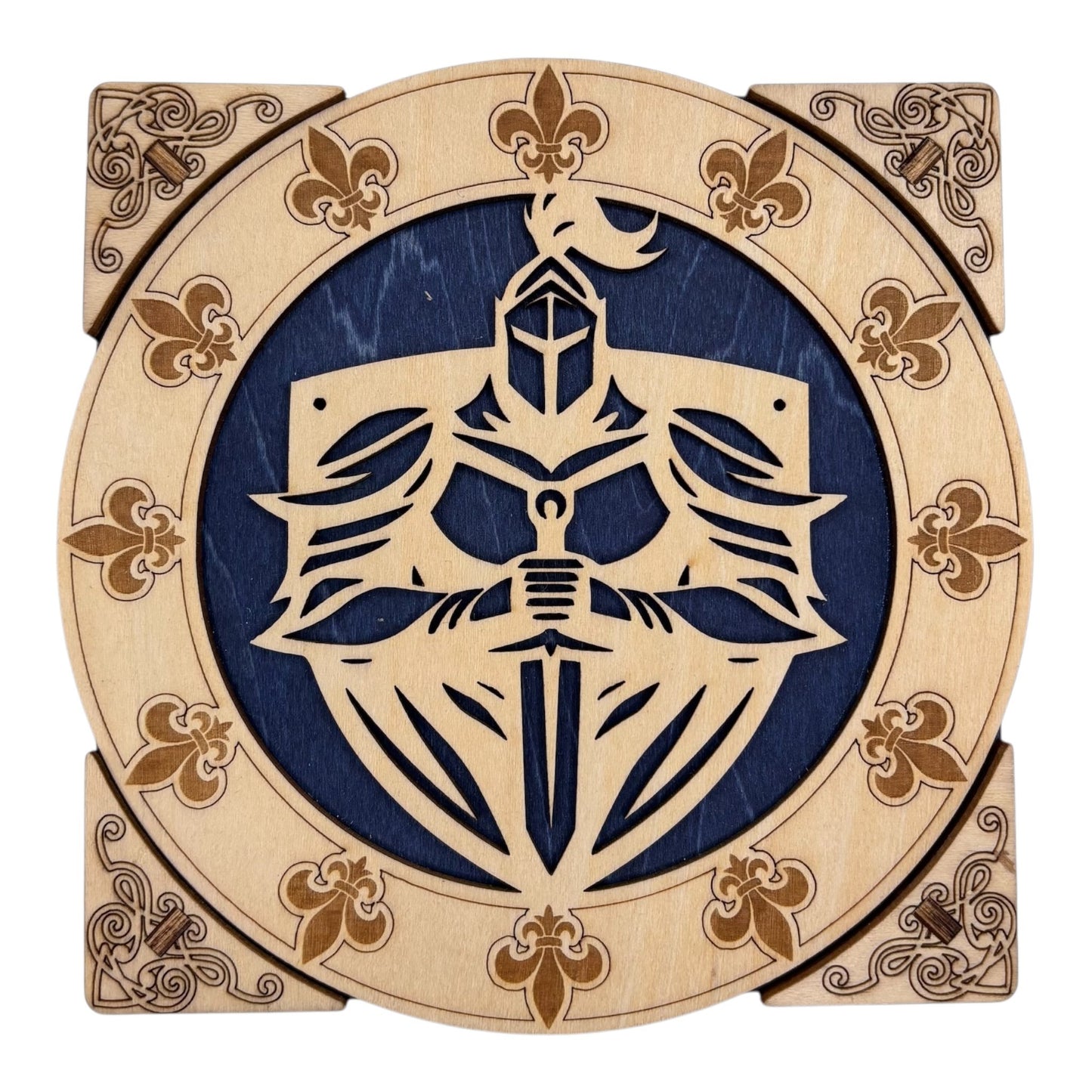 La boîte se verrouille et se déverrouille grâce à un ingénieux système mécanique, activé par le déplacement des quatre coins.
De fabrication française et artisanale cette boîte en bois à mécanisme est idéale pour abriter bijoux, secrets et petits trésors, sans casse-tête.