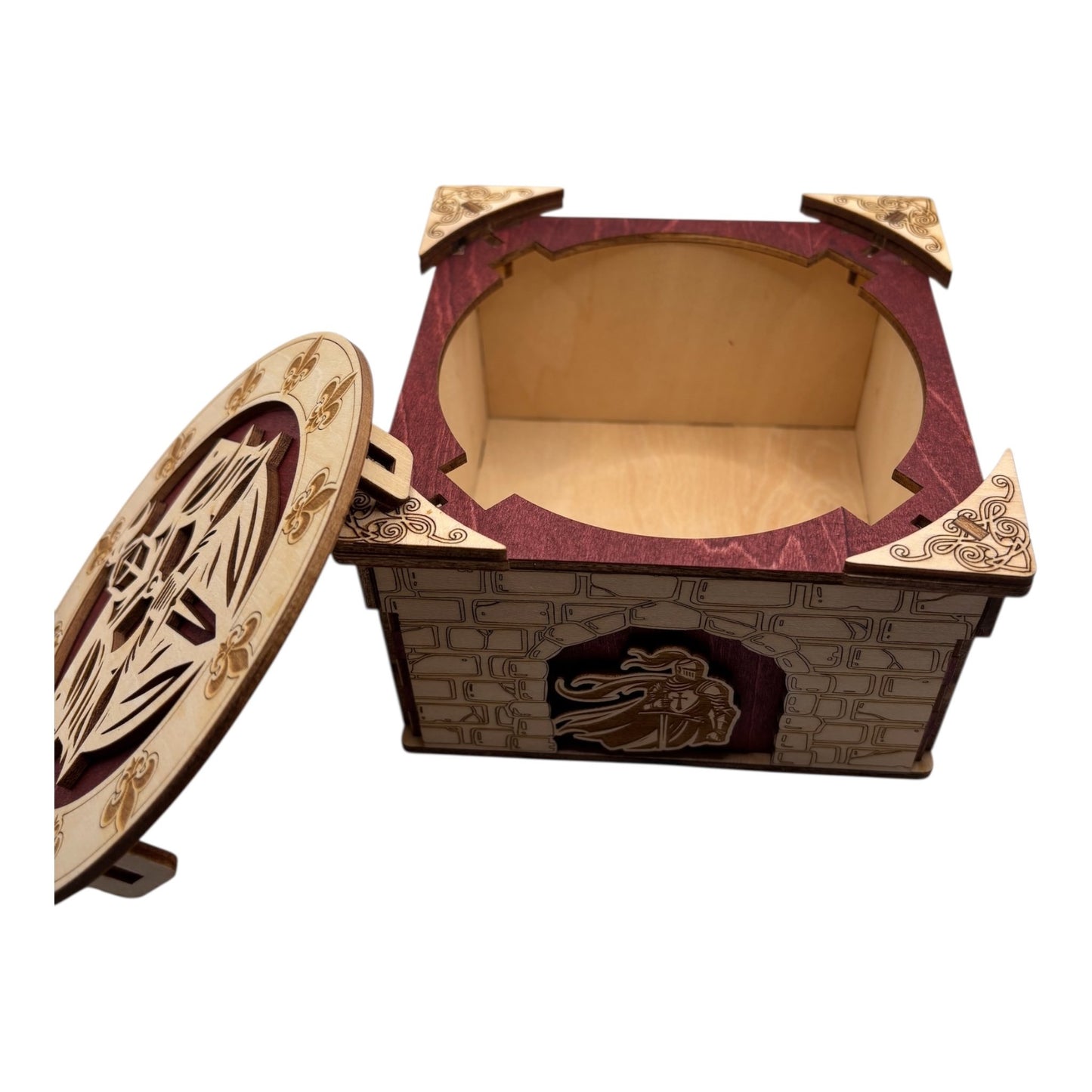 La boîte se verrouille et se déverrouille grâce à un ingénieux système mécanique, activé par le déplacement des quatre coins.
De fabrication française et artisanale cette boîte en bois à mécanisme est idéale pour abriter bijoux, secrets et petits trésors, sans casse-tête.