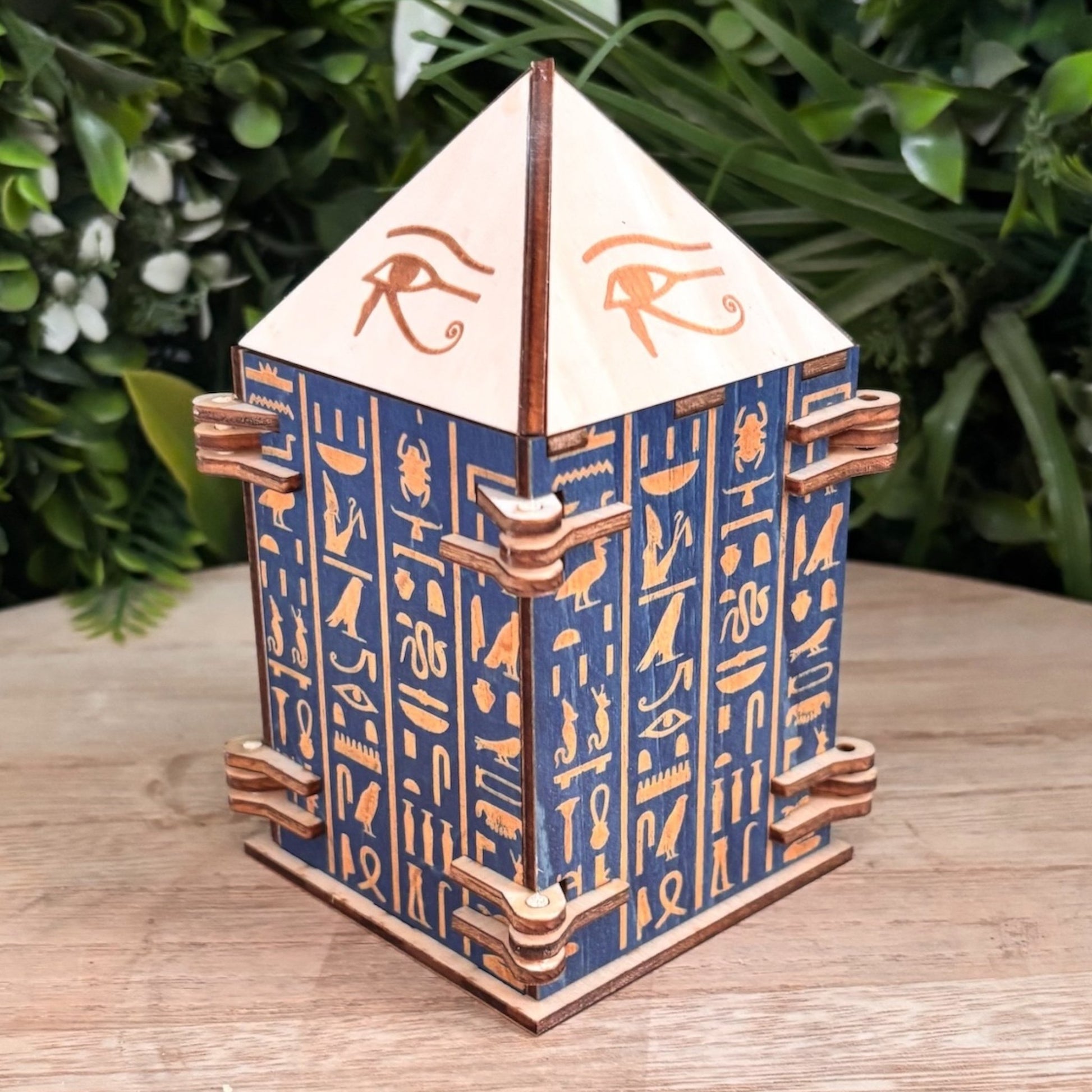 Boîtes artisanales en bois à mécanismes rotatifs décor hiéroglyphes.