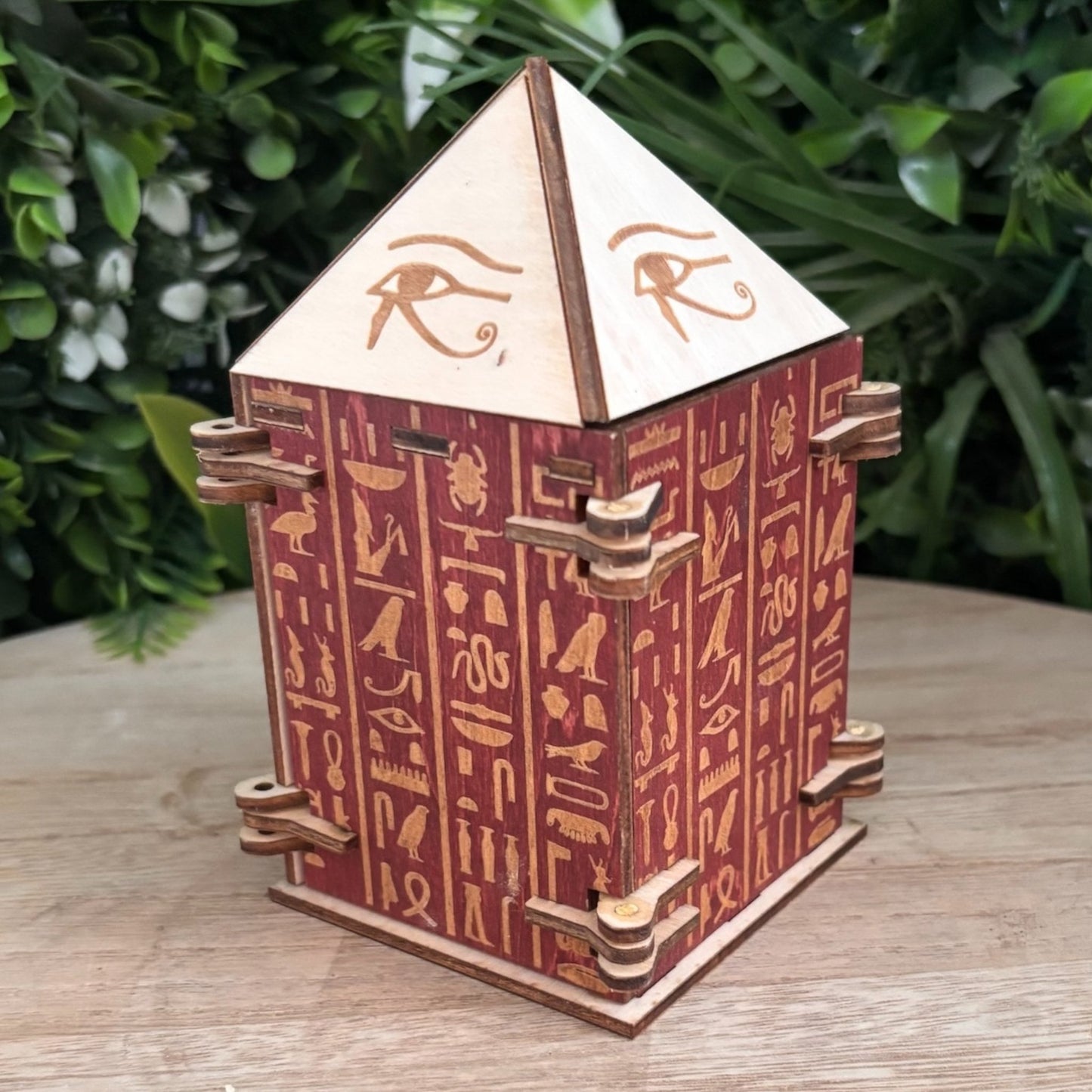 Boîtes bois artisanales à mécanismes, style égyptien et décor gravé.