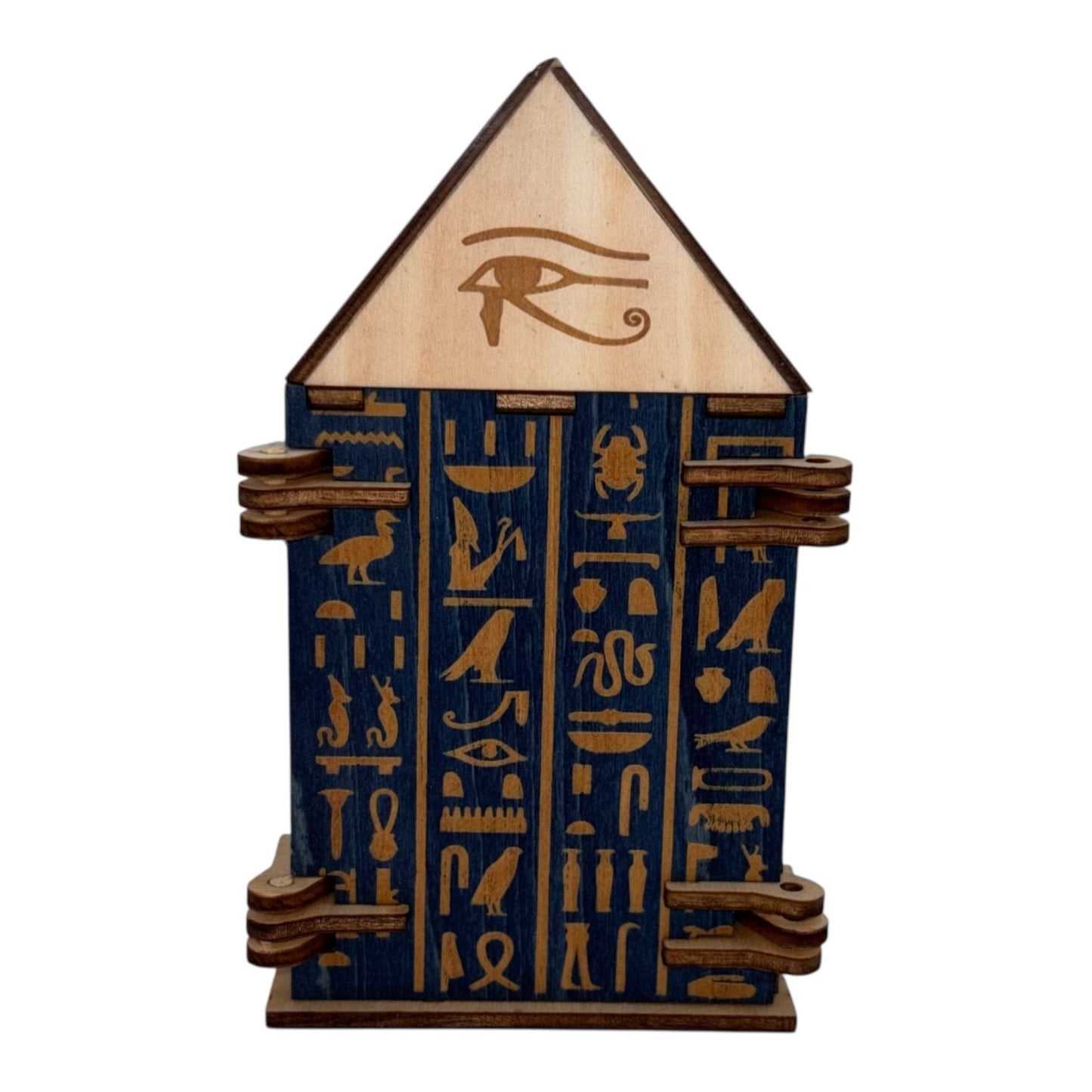 Boîtes artisanales en bois avec mécanismes et gravures égyptiennes.