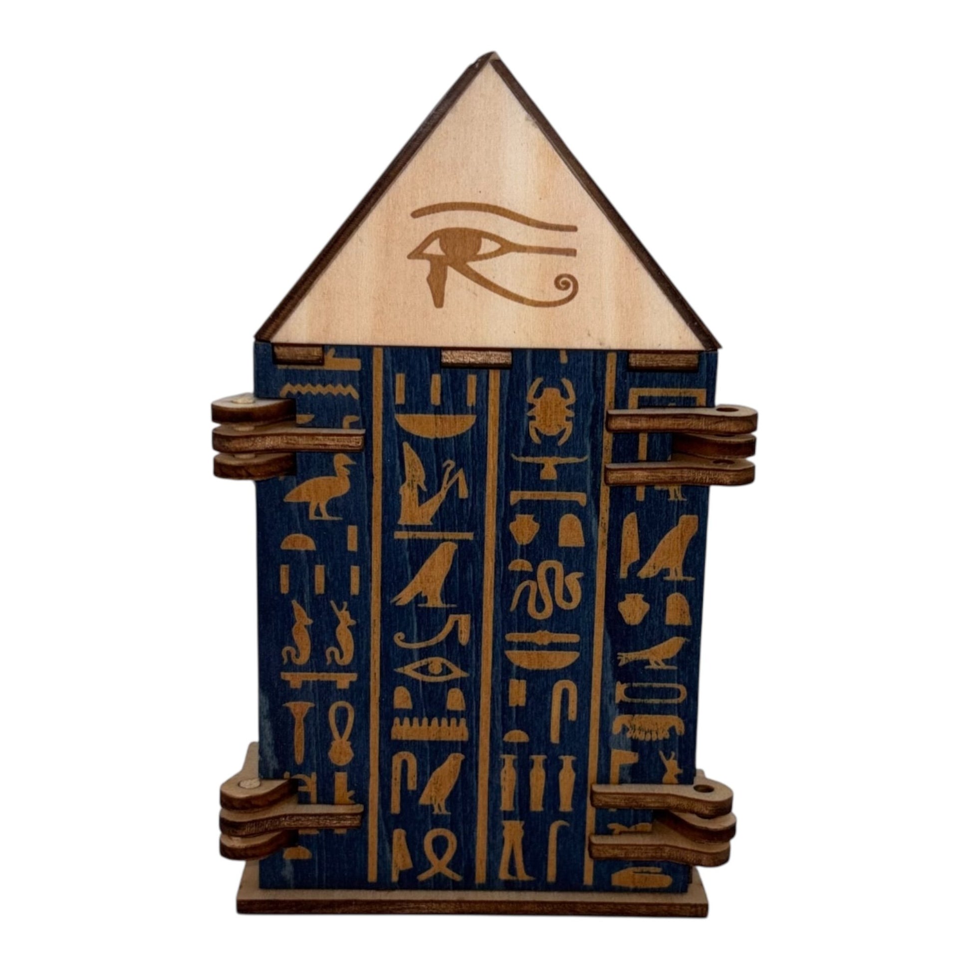 Boîtes artisanales en bois avec mécanismes et gravures égyptiennes.