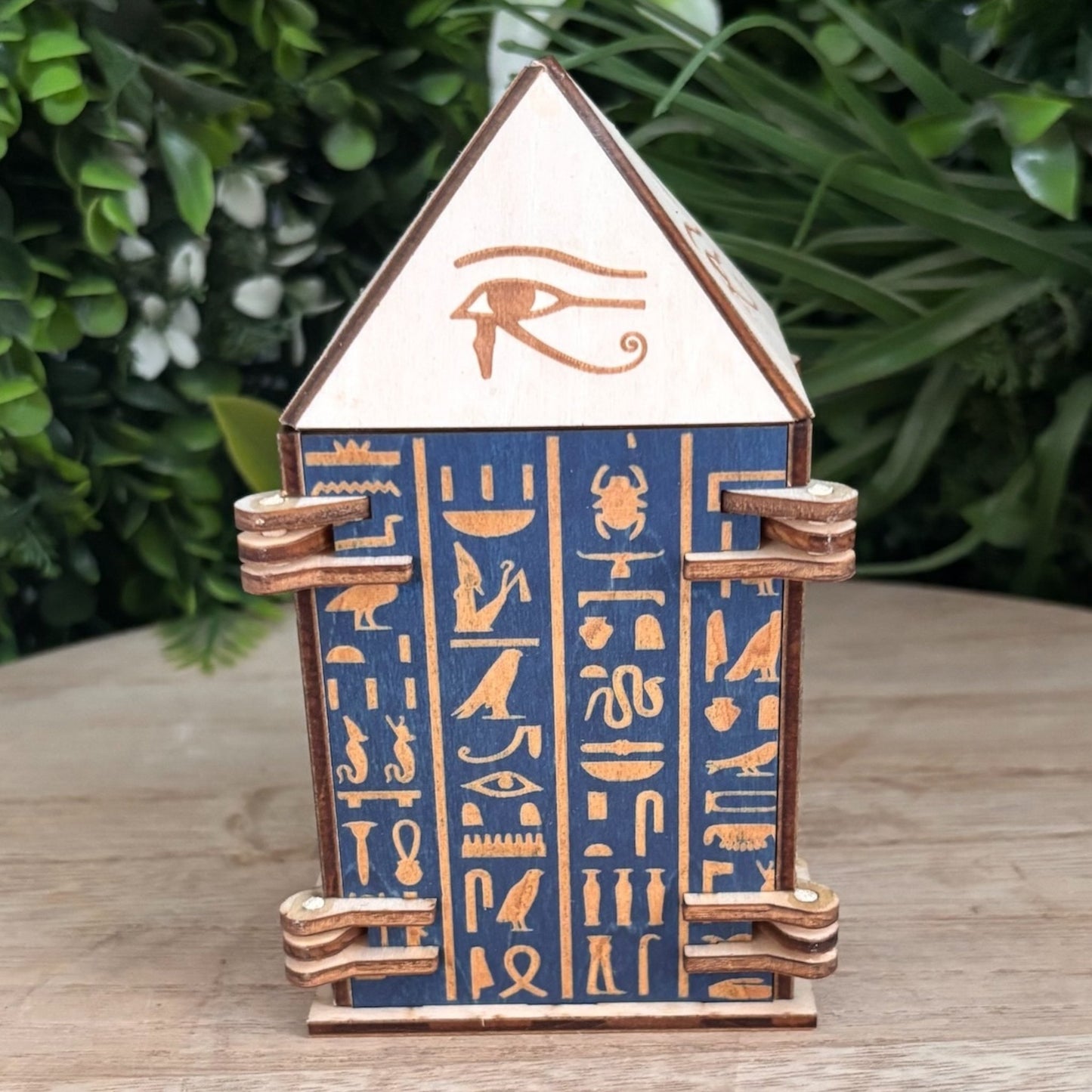 Boîtes artisanales en bois à mécanismes rotatifs décor hiéroglyphes.