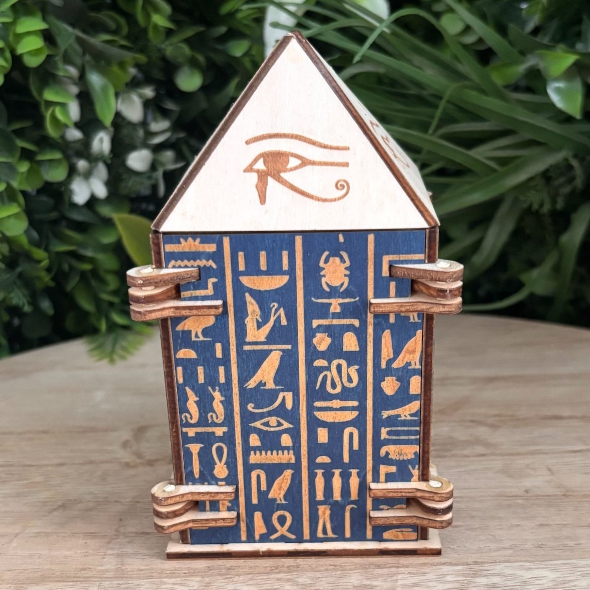 Boîtes artisanales en bois à mécanismes rotatifs décor hiéroglyphes.