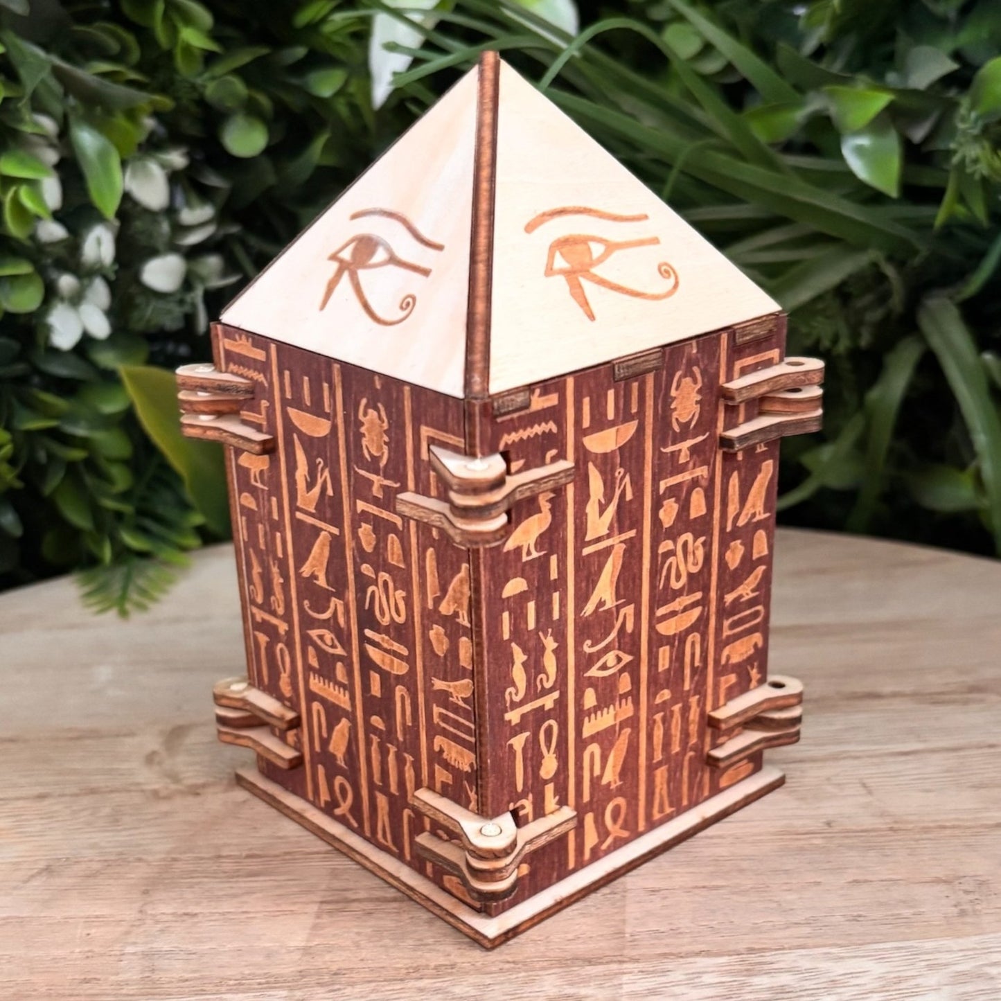 Boîtes artisanales en bois, mécanismes et décor égyptien gravé.