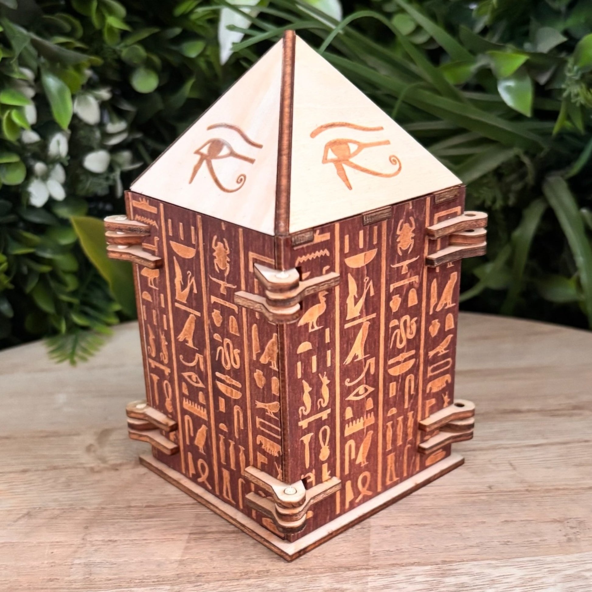 Boîtes artisanales en bois, mécanismes et décor égyptien gravé.