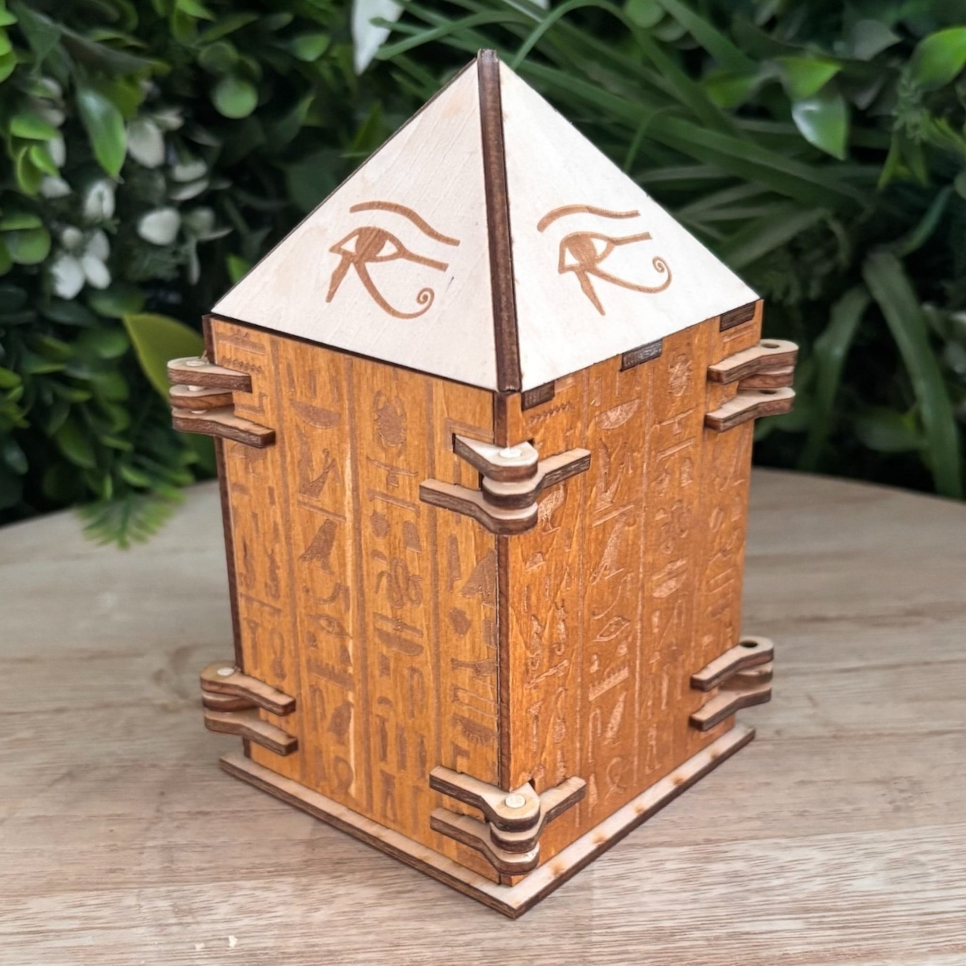 Boîtes artisanales en bois, mécanismes rotatifs et décor hiéroglyphes.
