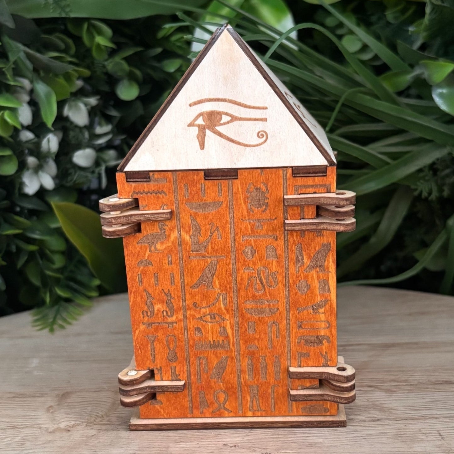 Boîtes artisanales bois, mécanismes rotatifs et décor égyptien authentique.