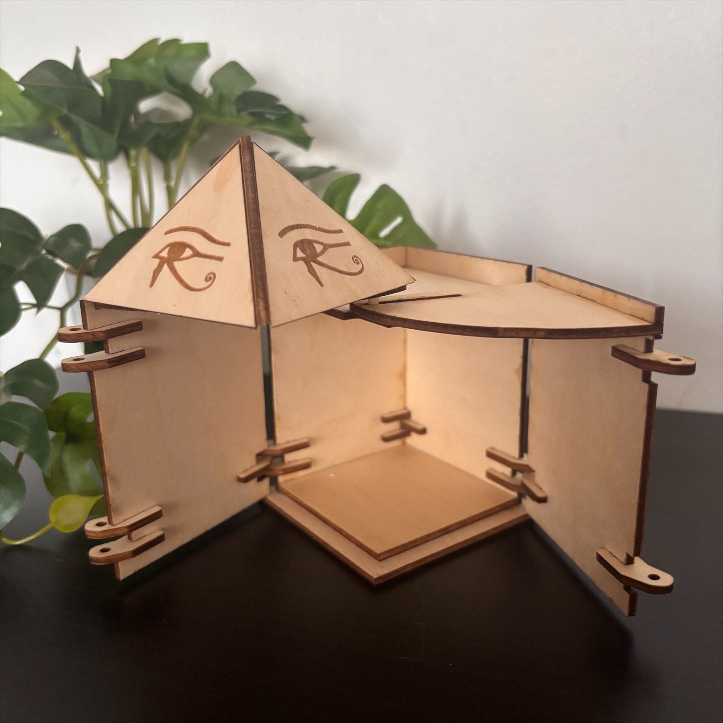 Boîtes artisanales en bois avec mécanismes uniques et style hiéroglyph