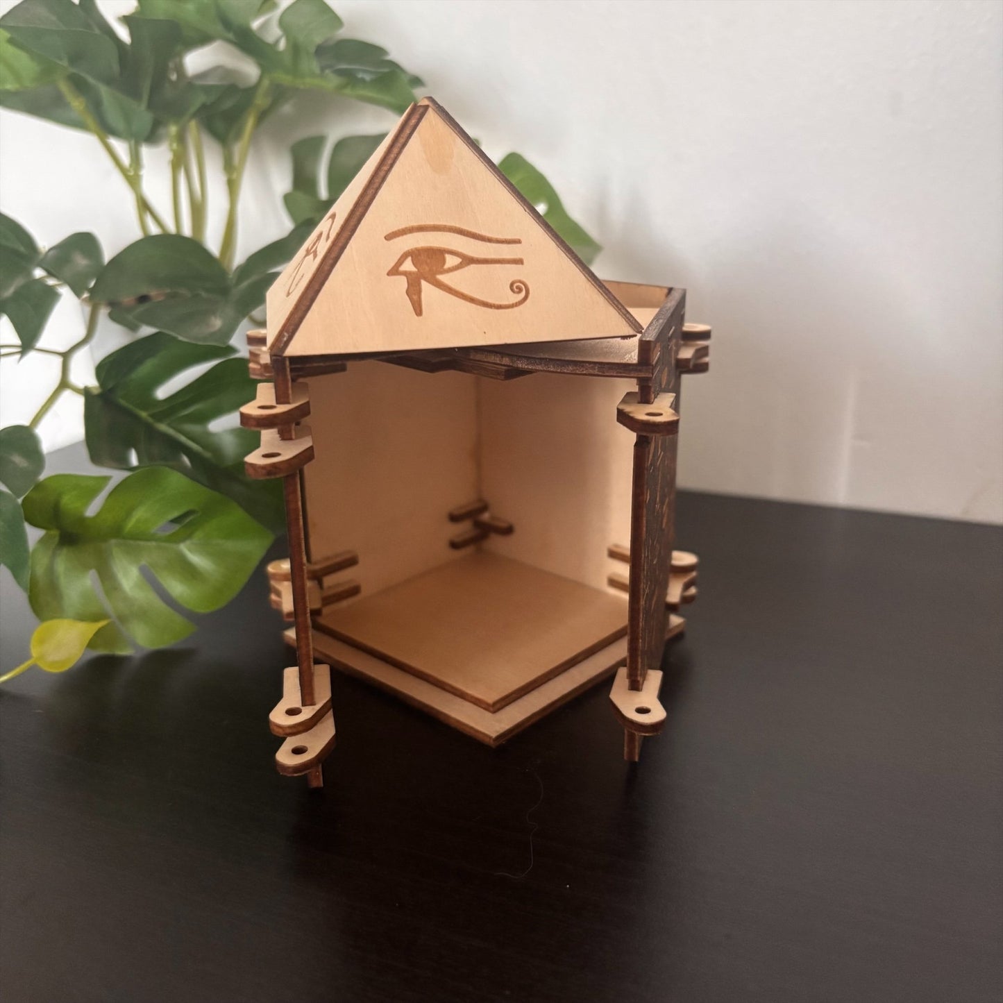 Boîtes bois artisanales à mécanismes obélisque et décor égyptien gravé.