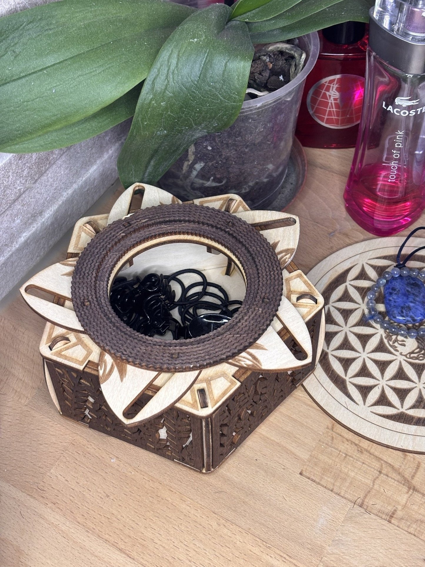 Boite en bois avec mécanisme  d'ouverture et engrenage sans casse t^te décoration intérieur dans une salle de bain pour ranger secrets, bijoux, et trésors en découpe et gravure laser de fabrication francaise et artisanale 