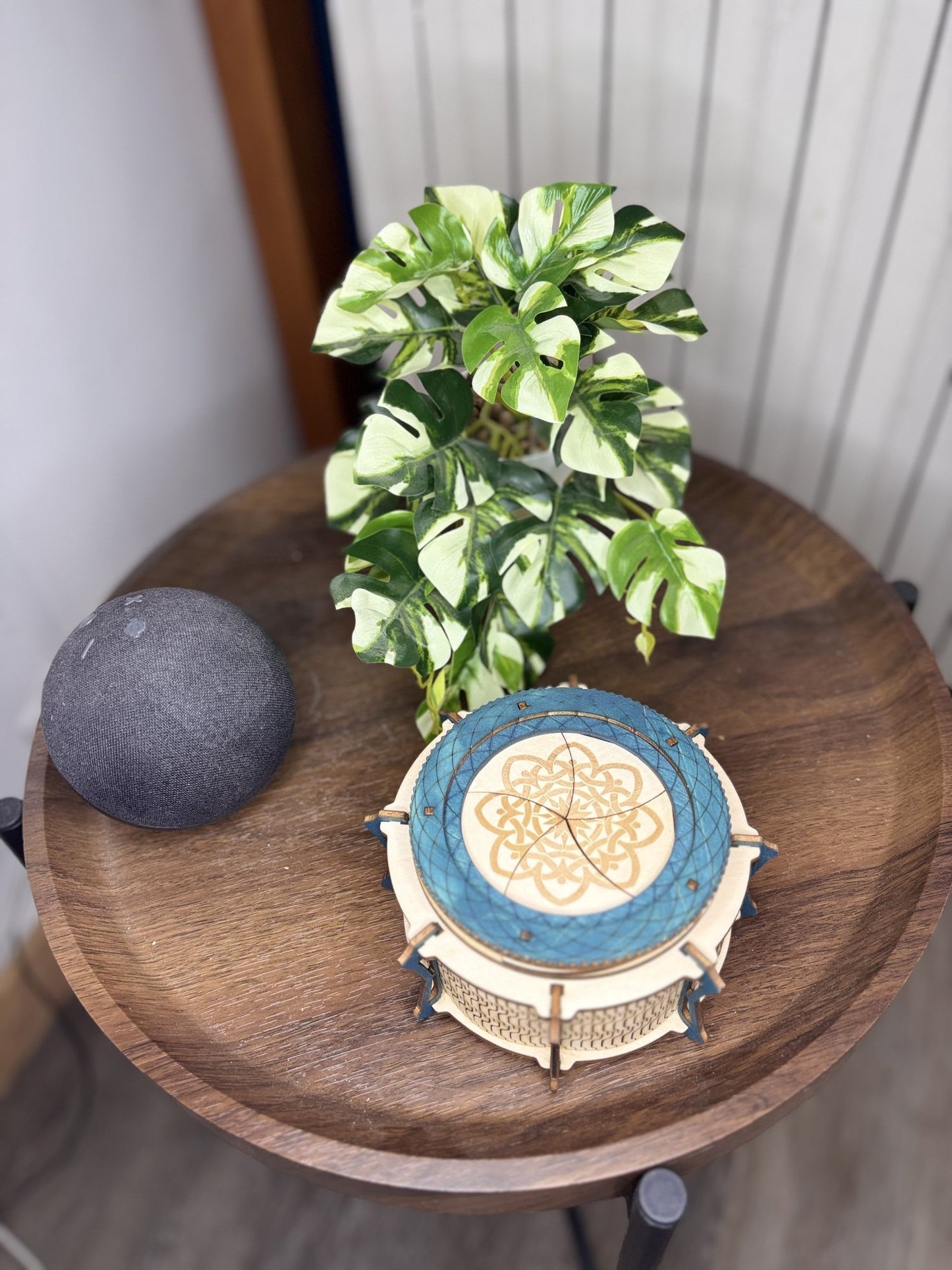 boite a bijoux secrets trésors ronde en bois avec mécanisme et engrenages sans casse tete , fabrication francaise et artisanale décoration intérieur en découpe et gravure laser