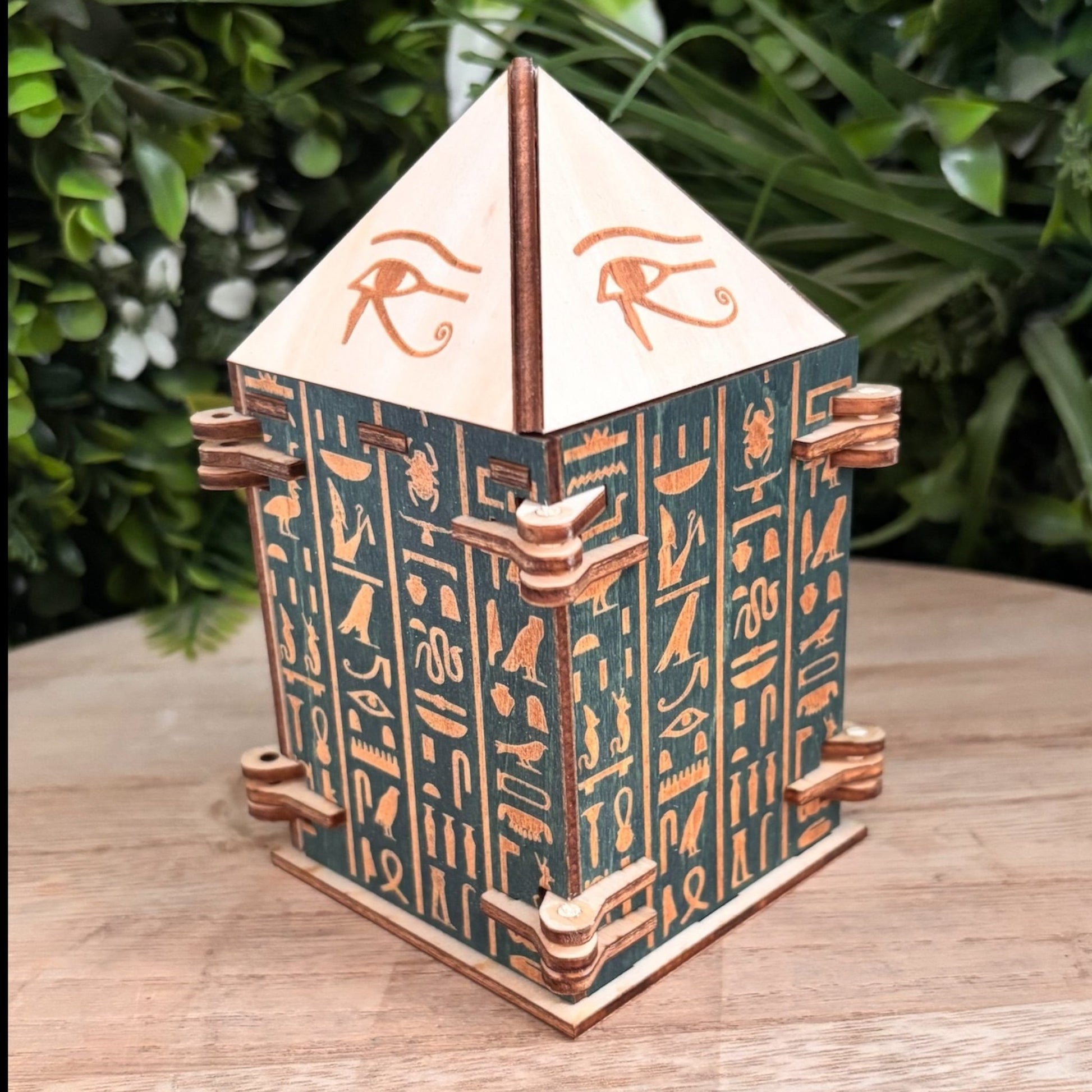 Boîtes en bois à mécanismes artisanaux décorées de hiéroglyphes.