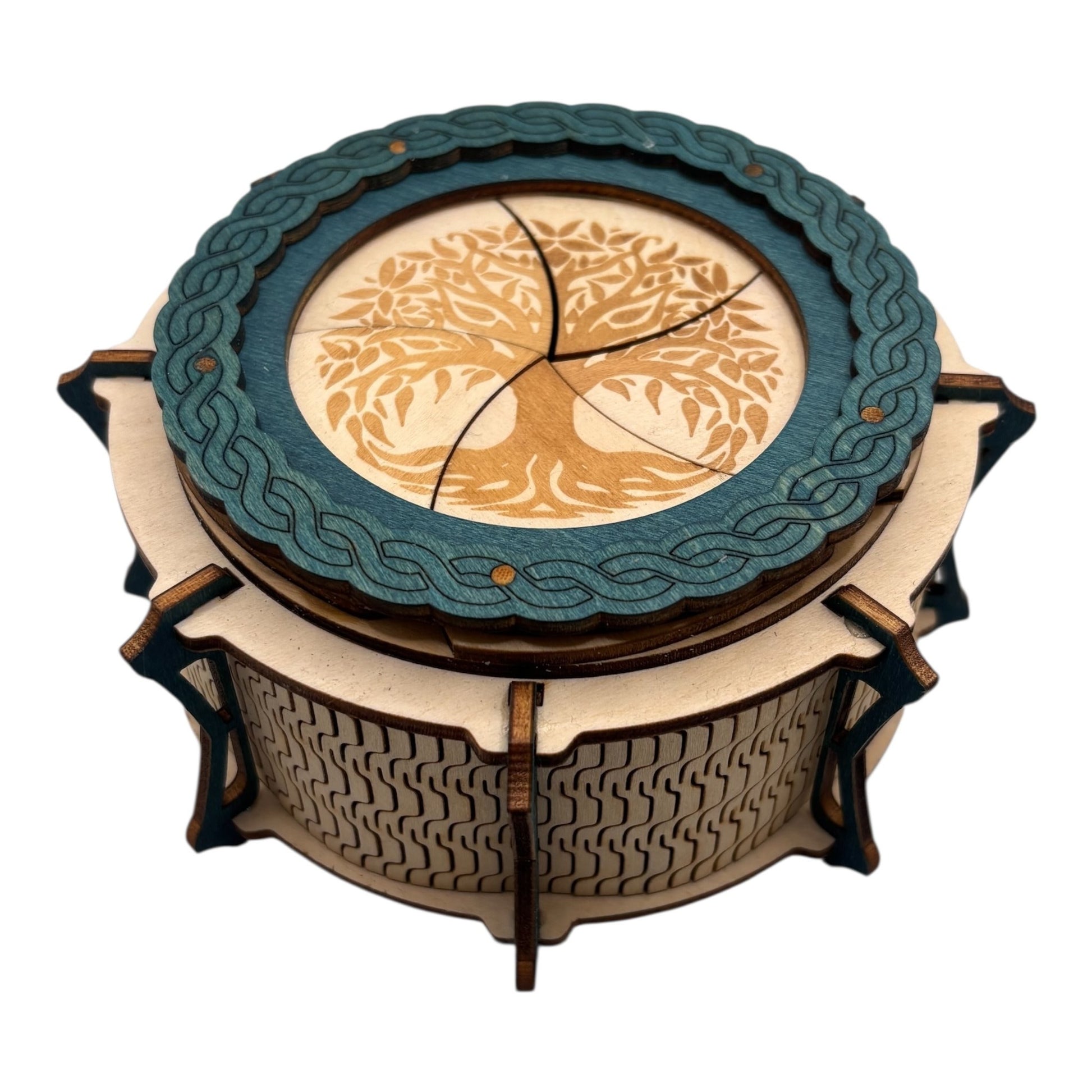 Boîte  ronde à mécanisme en bois, avec système d'ouverture ingénieux pour les esprits curieux. boite à bijoux, boite secrète.
De fabrication française et artisanale 