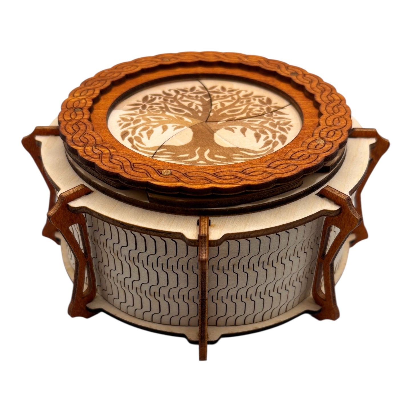 Boîte  ronde à mécanisme en bois, avec système d'ouverture ingénieux pour les esprits curieux. boite à bijoux, boite secrète.
De fabrication française et artisanale 