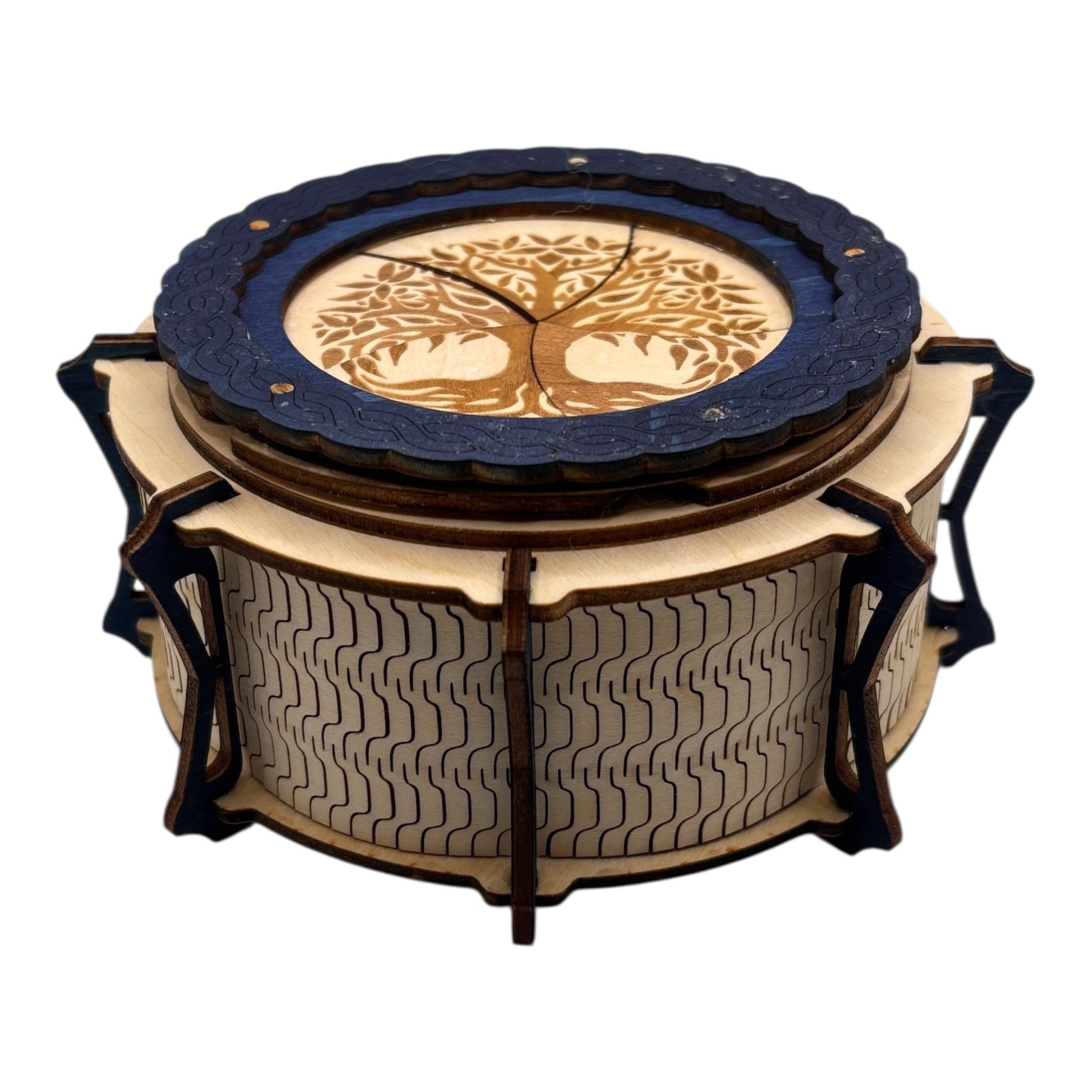 Boîte  ronde à mécanisme en bois, avec système d'ouverture ingénieux pour les esprits curieux. boite à bijoux, boite secrète.
De fabrication française et artisanale 