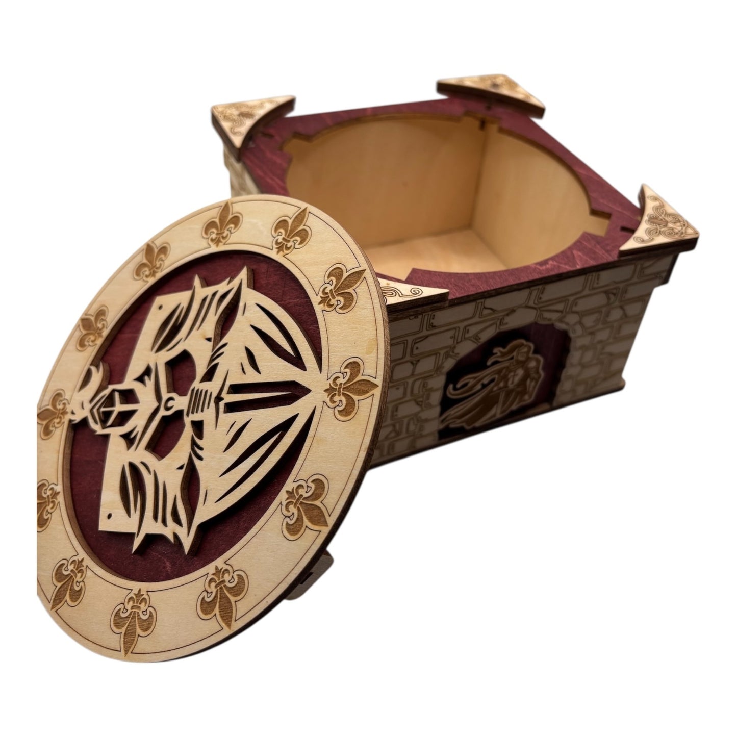 La boîte se verrouille et se déverrouille grâce à un ingénieux système mécanique, activé par le déplacement des quatre coins.
De fabrication française et artisanale cette boîte en bois à mécanisme est idéale pour abriter bijoux, secrets et petits trésors, sans casse-tête.