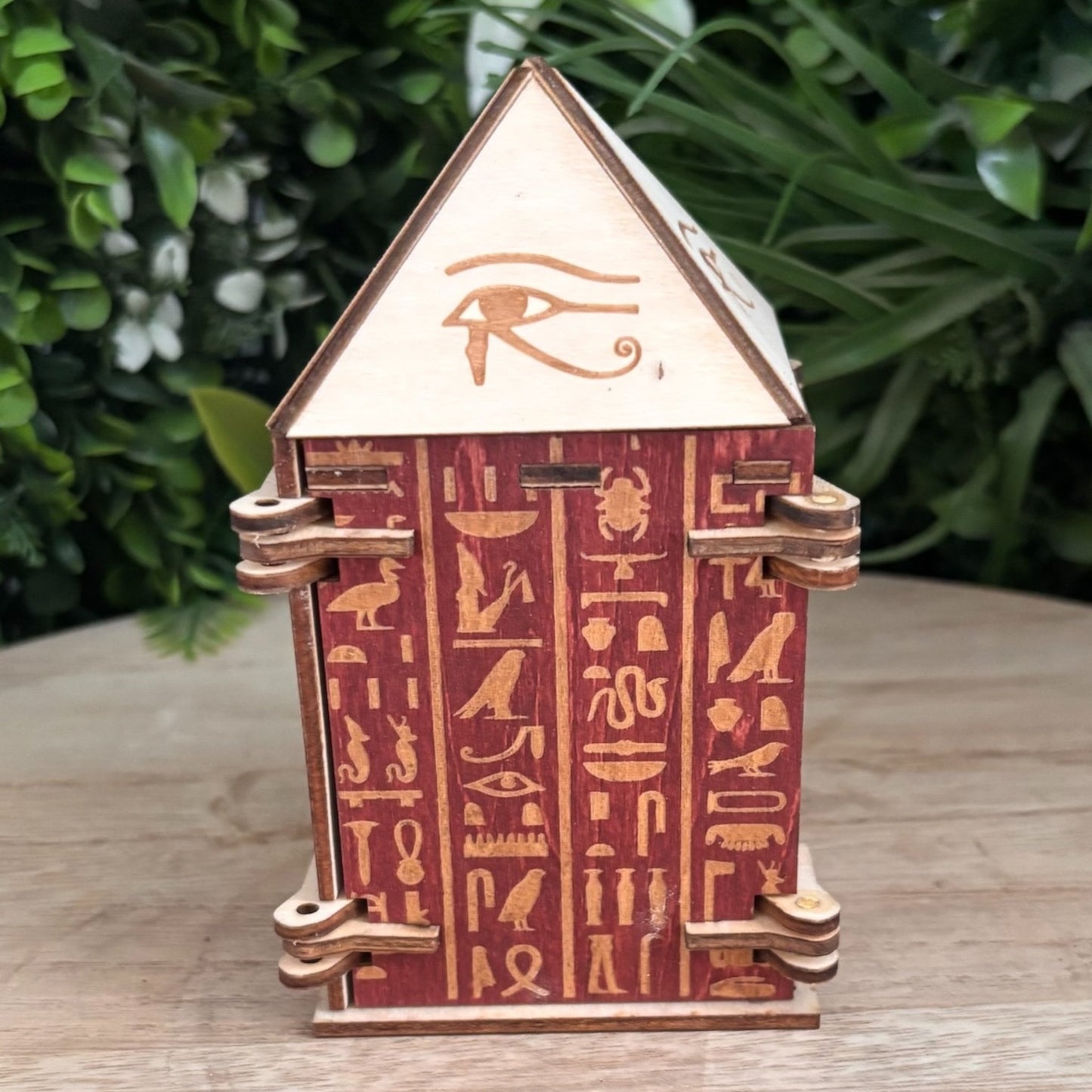 Boîtes en bois artisanales avec mécanismes rotatifs uniques décoratifs.