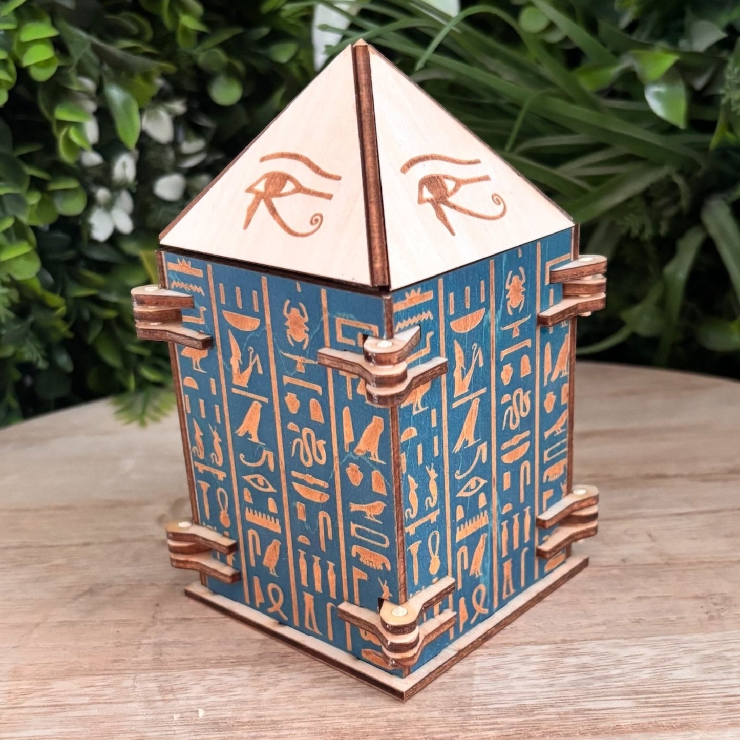 Boîtes artisanales en bois à mécanismes et décor hiéroglyphes.