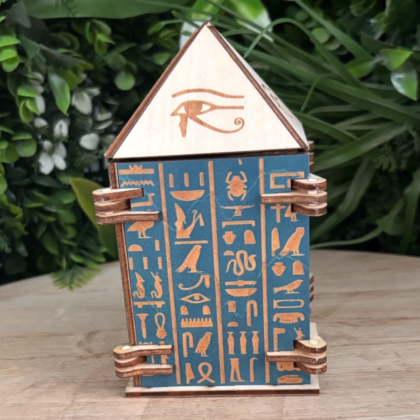 Boîtes en bois artisanales avec mécanismes rotatifs et gravures hiéroglyphes.