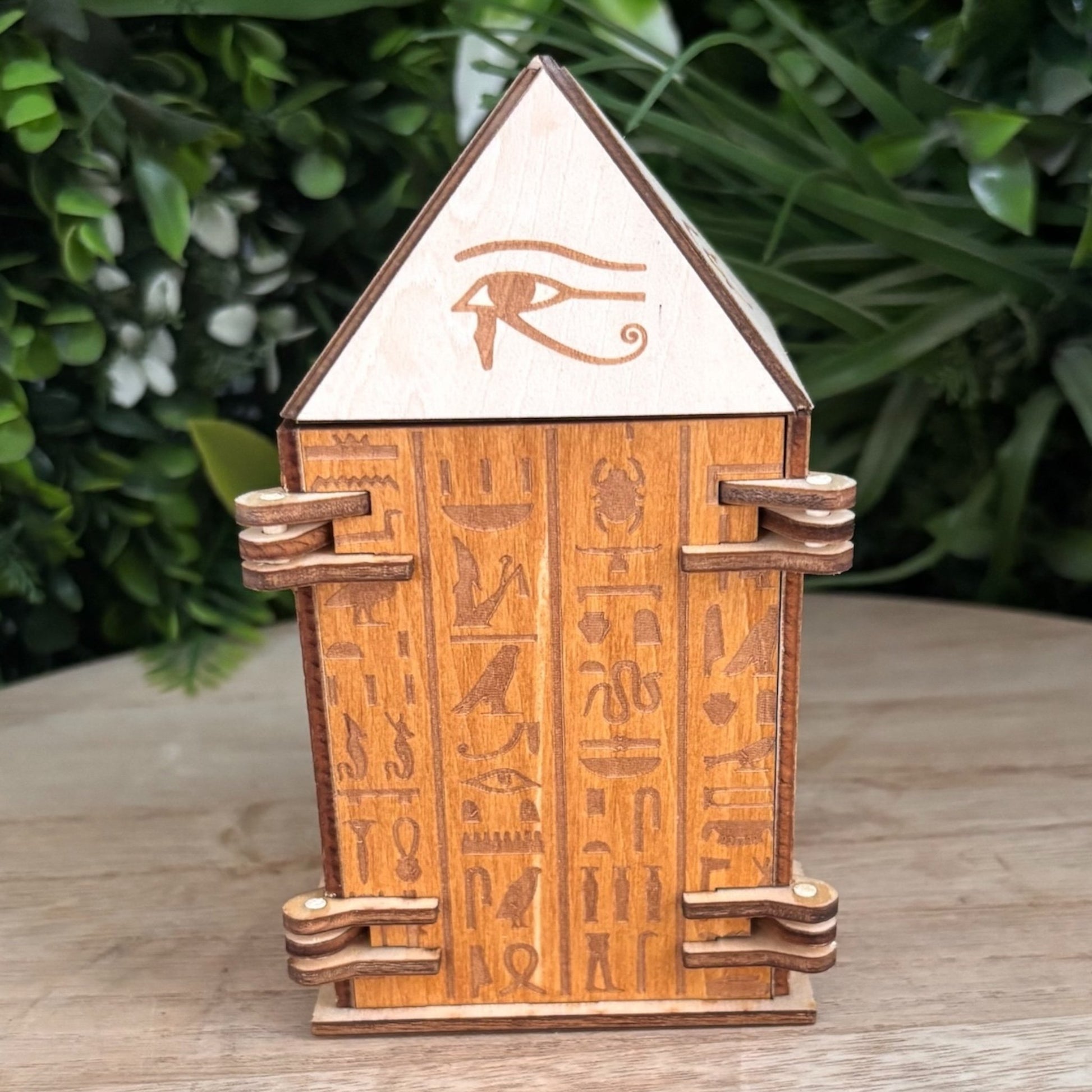 Boîtes bois artisanales à mécanismes et gravures décoratives égyptiennes.