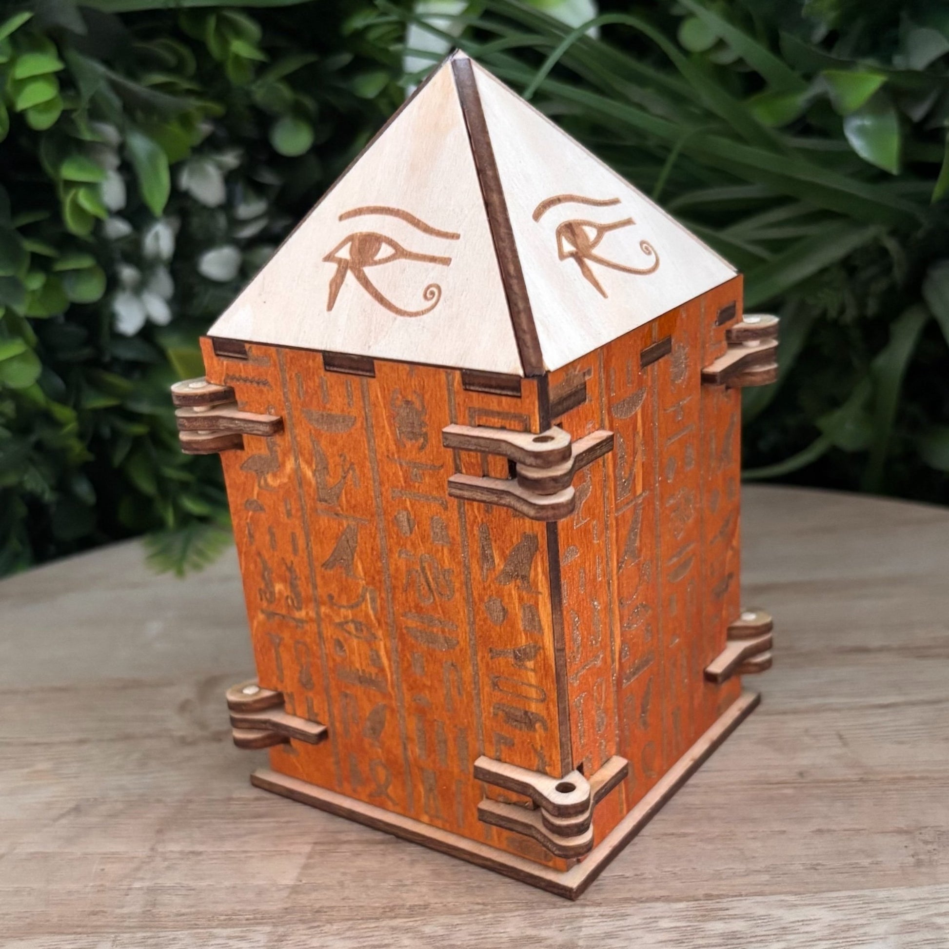 Boîtes en bois avec mécanismes artisanaux et design pharaonique.