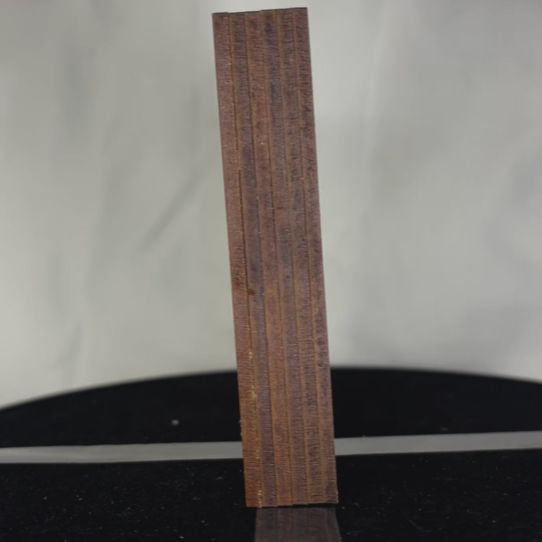 Load video: Lettre décorative M flamant rose diorama pour chambre d'enfant ou décoration d'intérieur découpe laser création francaise et artisanale