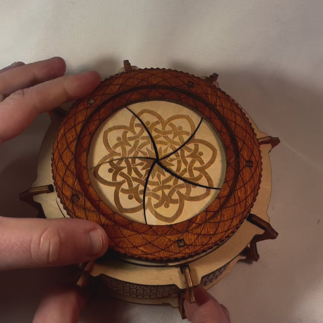 ouverture mécanisme sans engrenage et pas de casse tete, boite en bois à bijoux , secrets , tresors en decoupe et gravure laser fabrication francaise et artisanale  decoration interieur