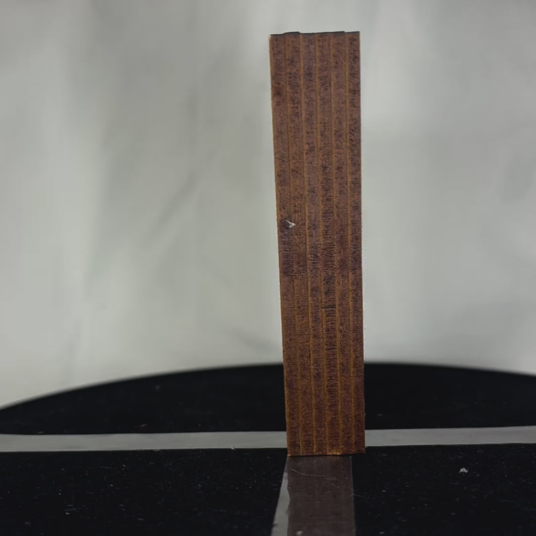 Load video: Lettre décorative V diorama pour chambre d'enfant ou décoration d'intérieur découpe laser création francaise et artisanale