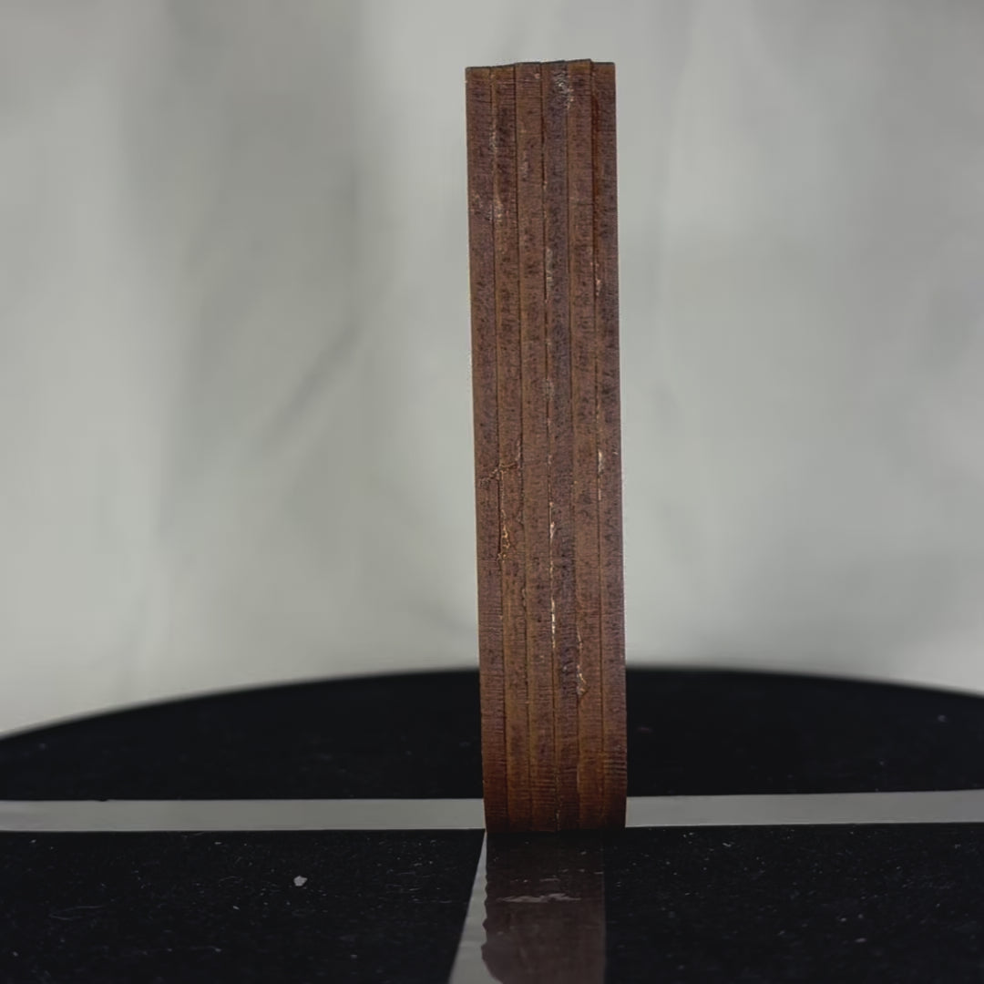 Load video: Lettre décorative J diorama pour chambre d'enfant ou décoration d'intérieur découpe laser création francaise et artisanale