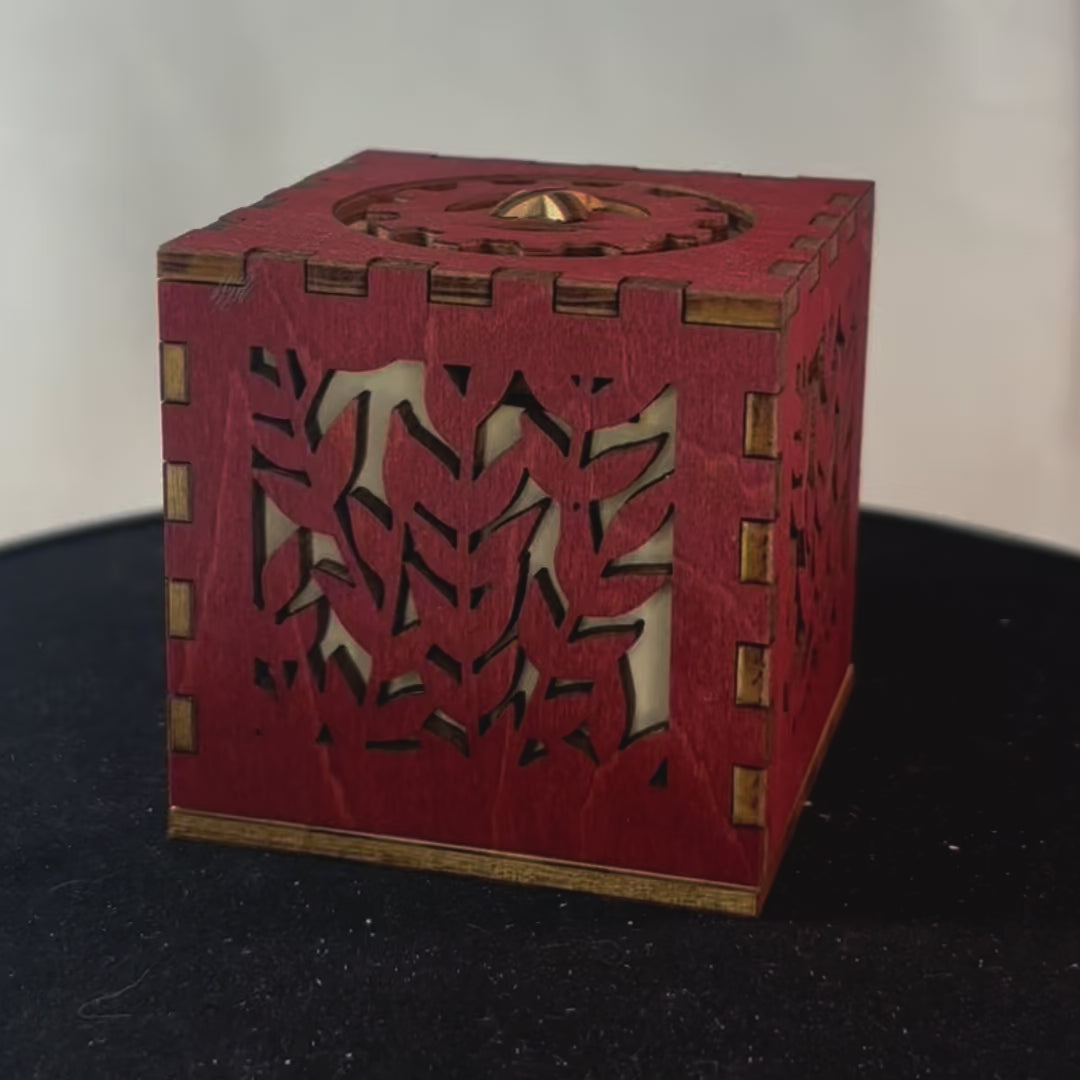 Charger la vidéo : petite bois en bois pour ranger secrets tresors et bijoux , en decoupe laser mécanisme caché pas de casse mais décoration intérieur