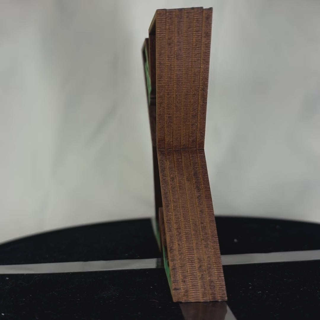 Charger la vidéo : Lettre décorative X diorama pour chambre d'enfant ou décoration d'intérieur découpe laser création francaise et artisanale