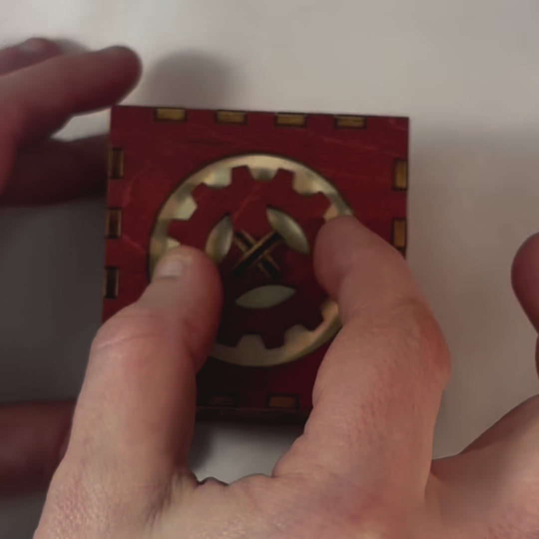 ouverture du lécanisme à engranage d'une boite en bois pour décoration intérieur , en découpe laser de fabrication francaise et artisanale , ranger bijoux, trésors secrets sans casse tete 