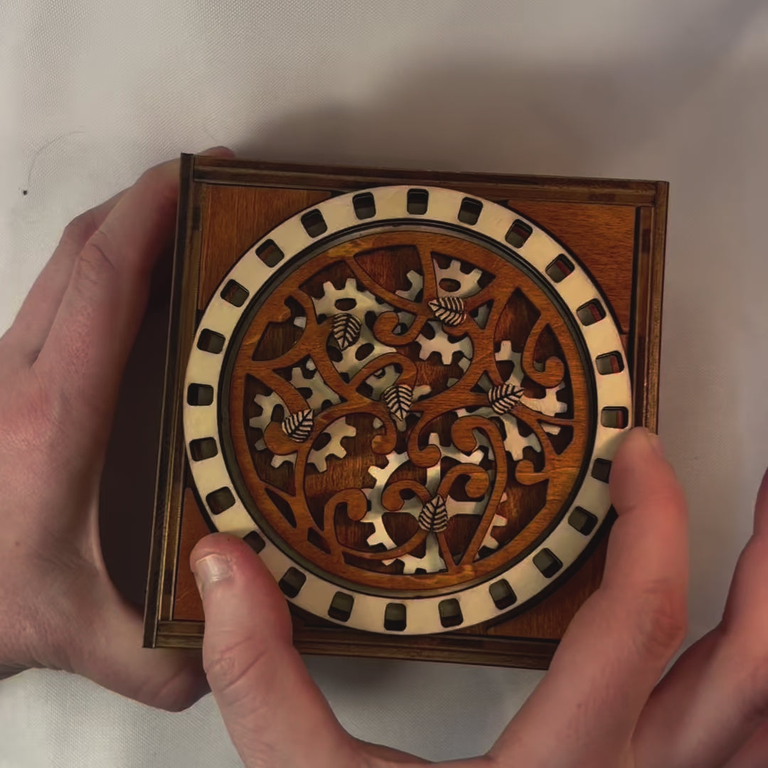 Charger la vidéo : Mécanisme d'ouverture à engrenage d'une boite en bois fabrication francaise et artisanale en decoupe et gravure laser pour ranger bijoux , secrets trésors pour decoration d'intérieur