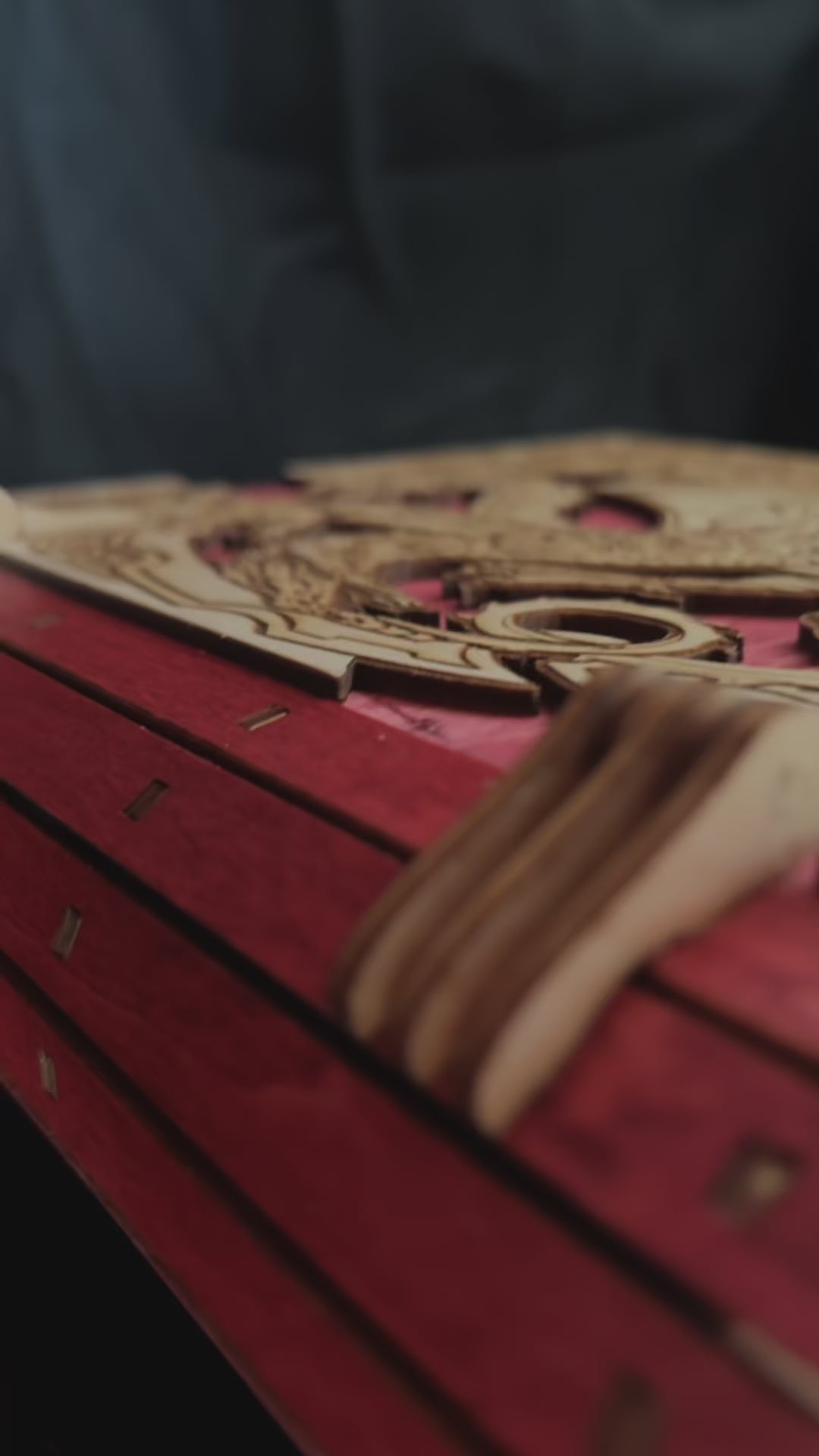 boite livre mécanique avec engrenages et mécanisme sans casse tete , boite à bijoux secrets trésors en bois en gravure et découpe laser , décoration intérieur de fabrication francaise et artisanale
